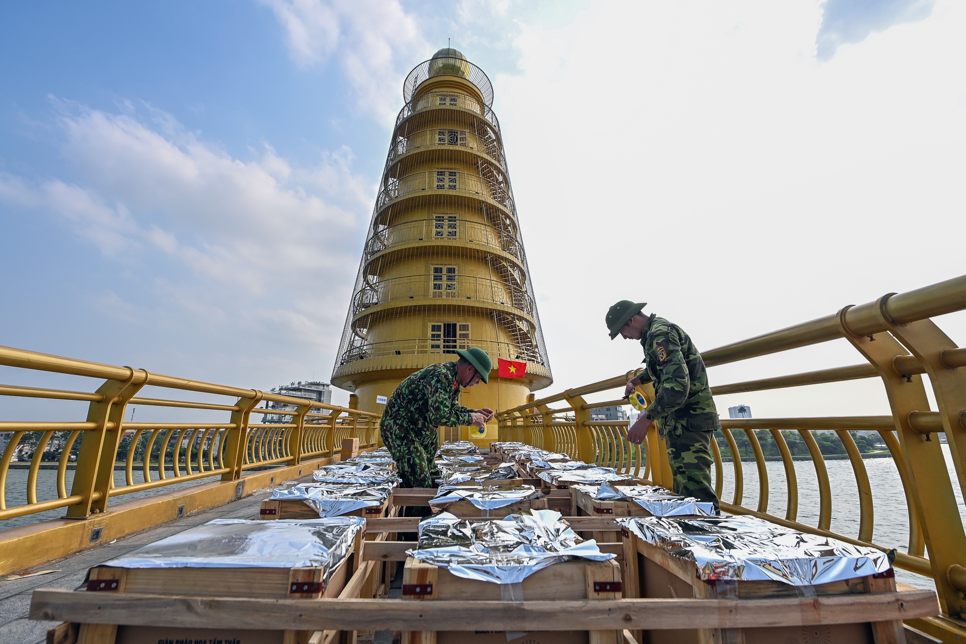 Ban phao hoa ky niem ngay gio to anh 1