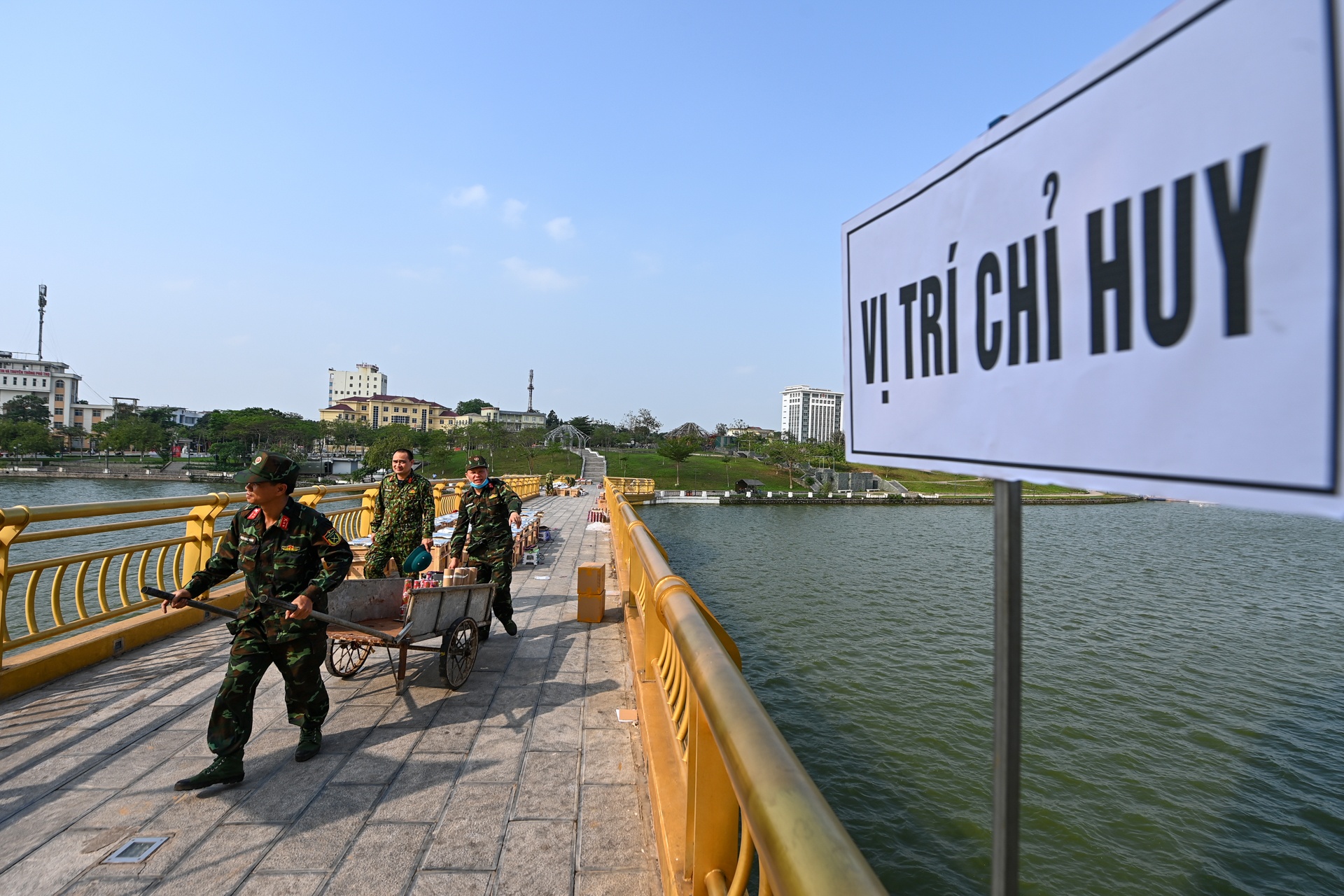 Ban phao hoa ky niem ngay gio to anh 2