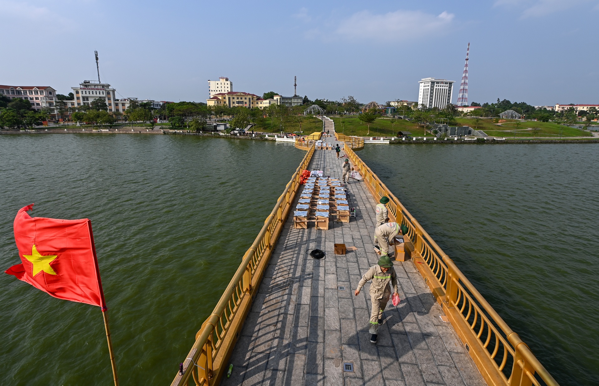 Ban phao hoa ky niem ngay gio to anh 3