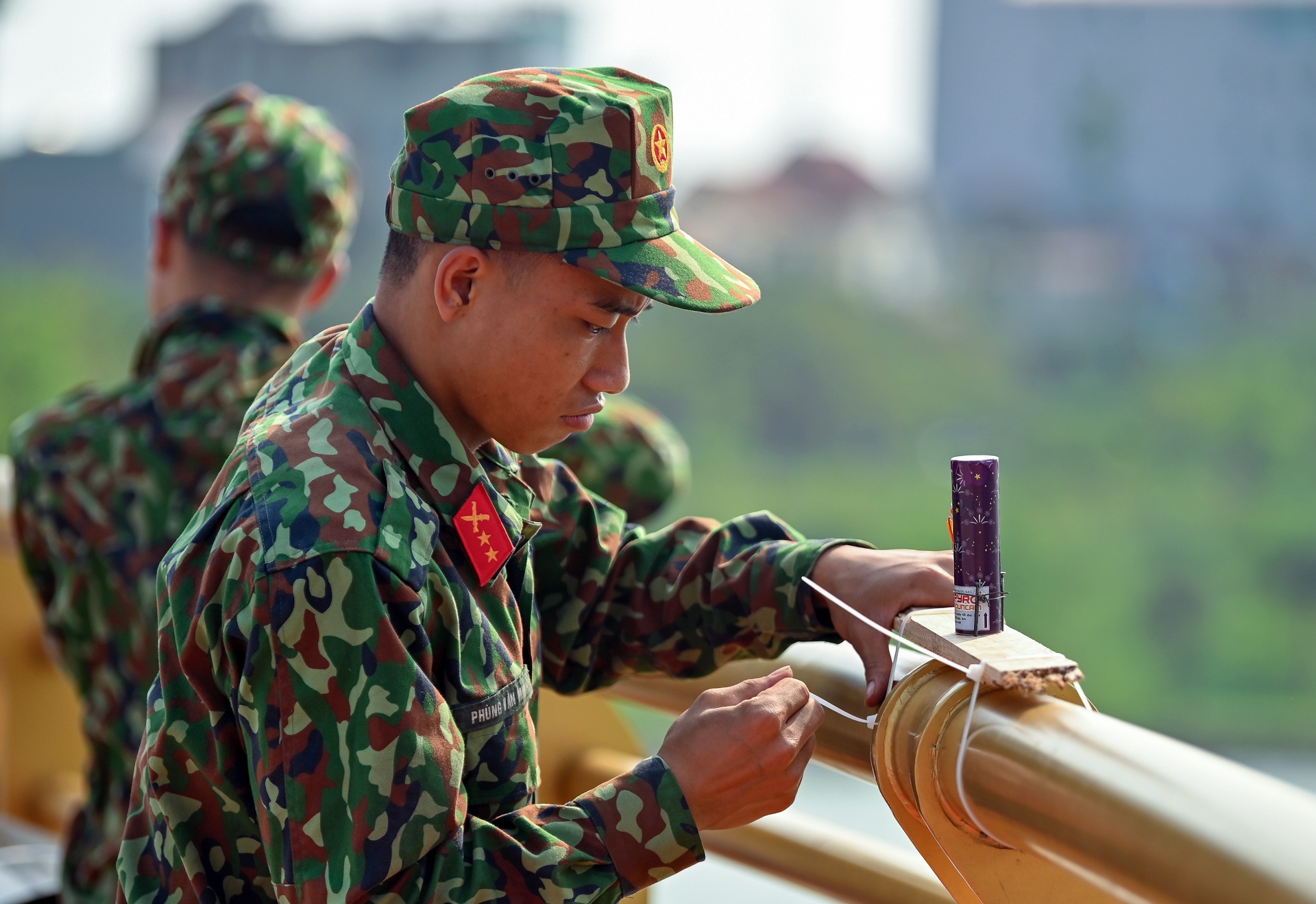 Ban phao hoa ky niem ngay gio to anh 7