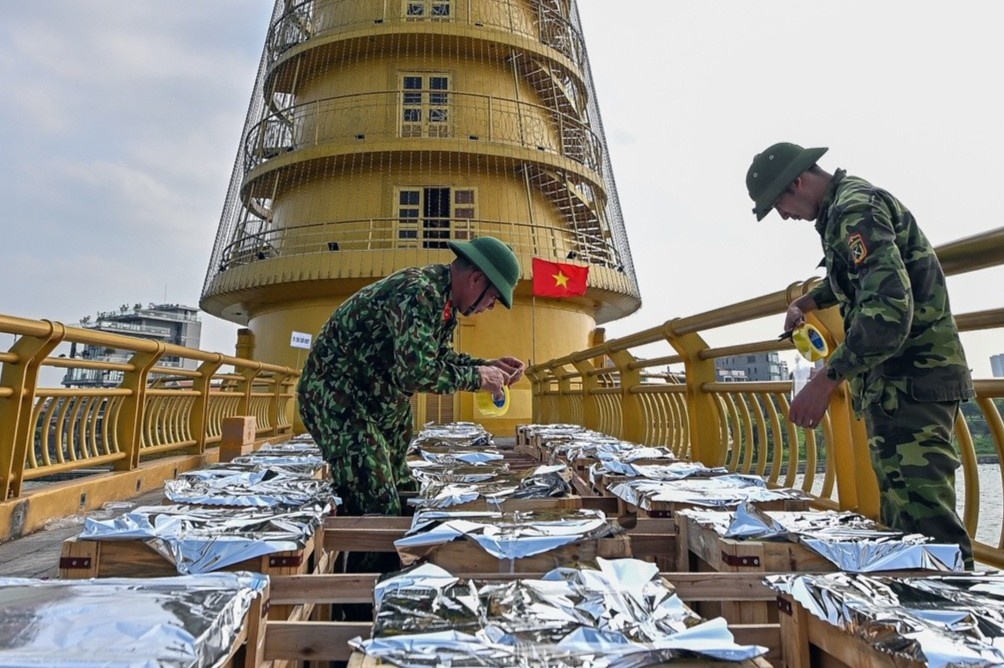 Ben trong tran dia phao hoa dip Gio To Hung Vuong hinh anh