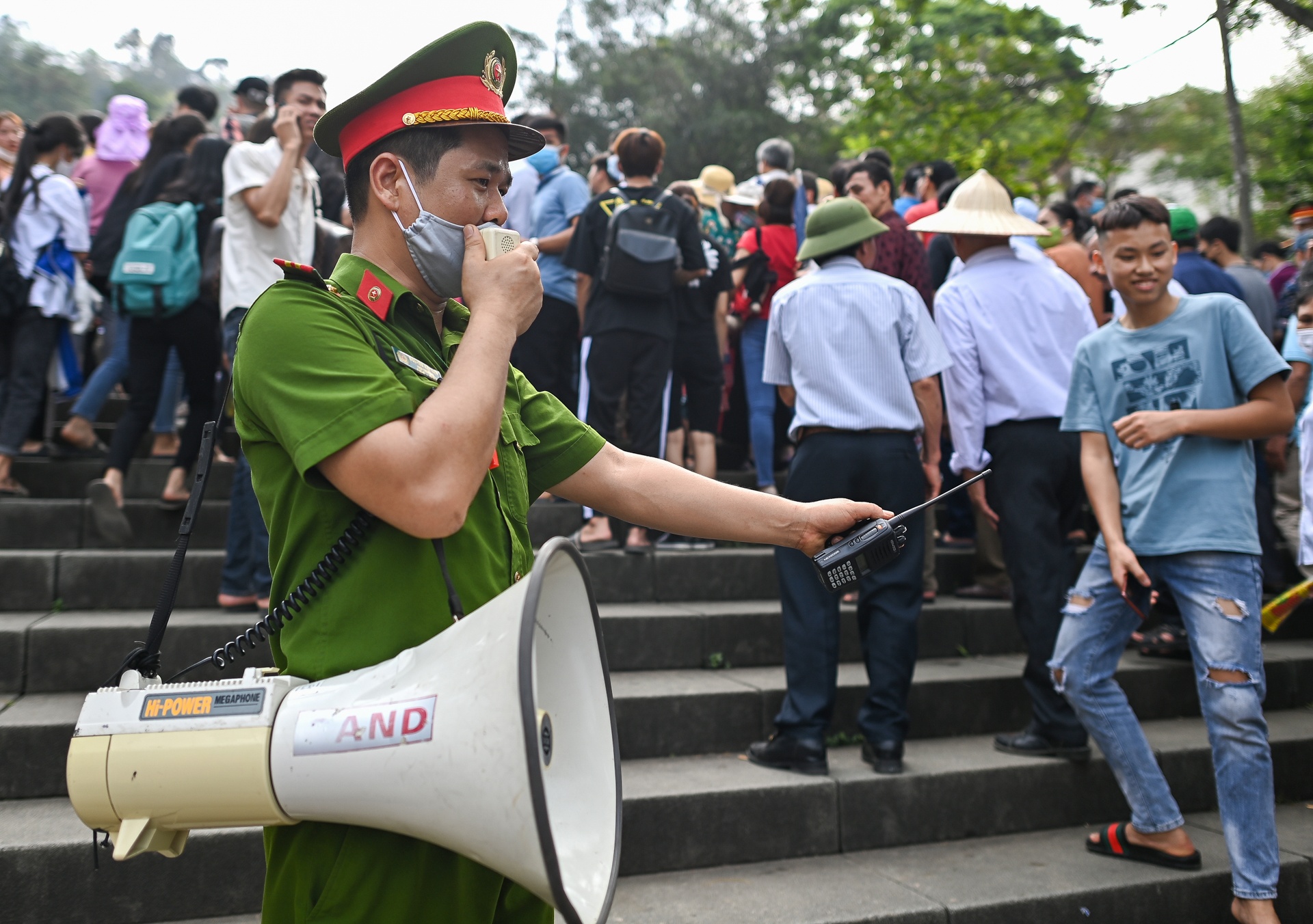 le hoi Den Hung anh 8