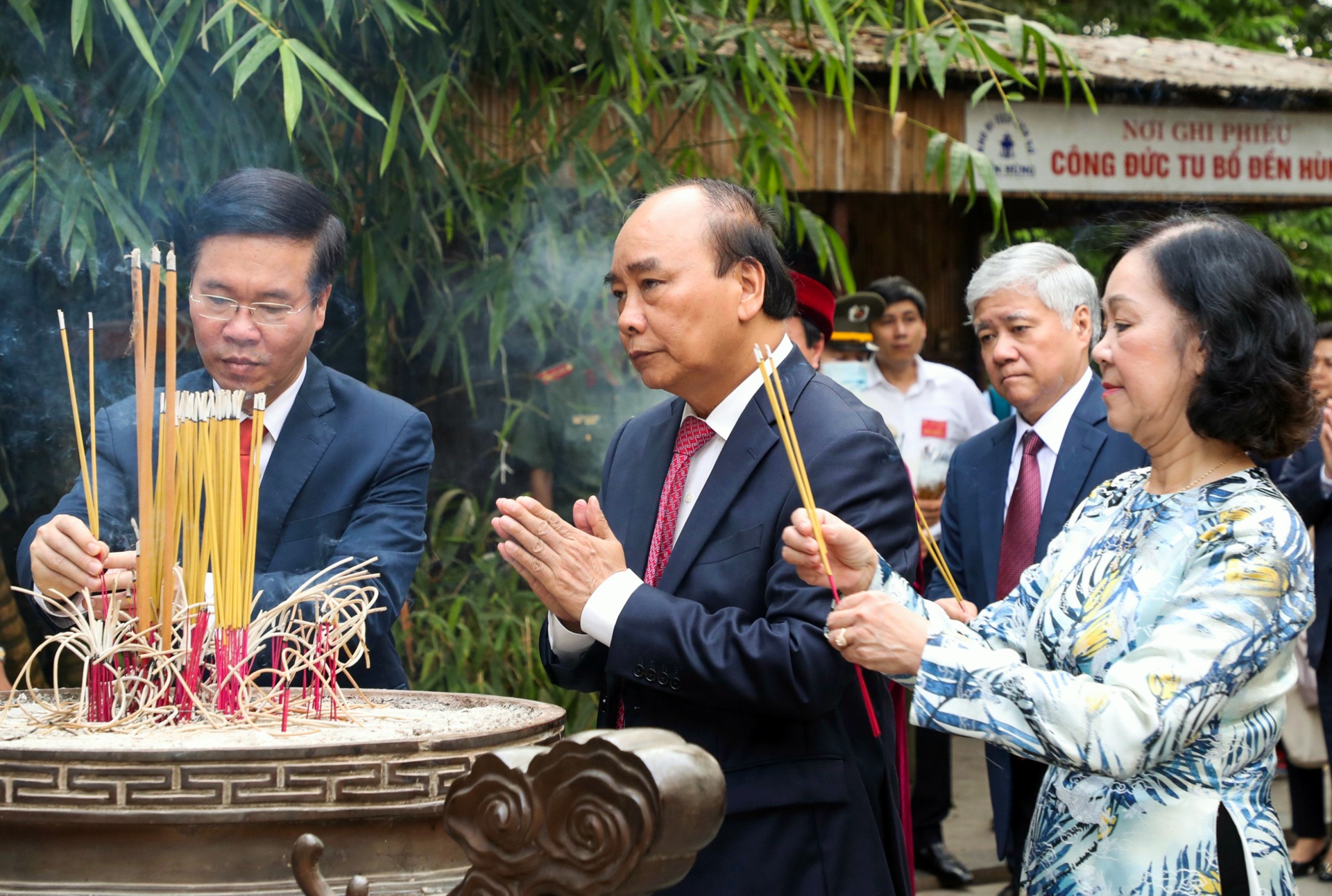 Chu tich nuoc dang huong tuong nho vua Hung anh 1