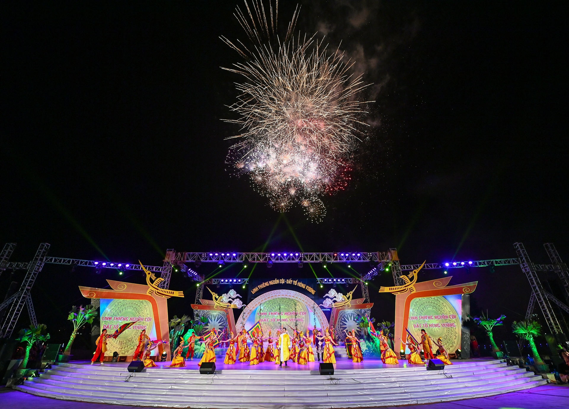 Phao hoa khai hoi gio to Hung Vuong anh 1