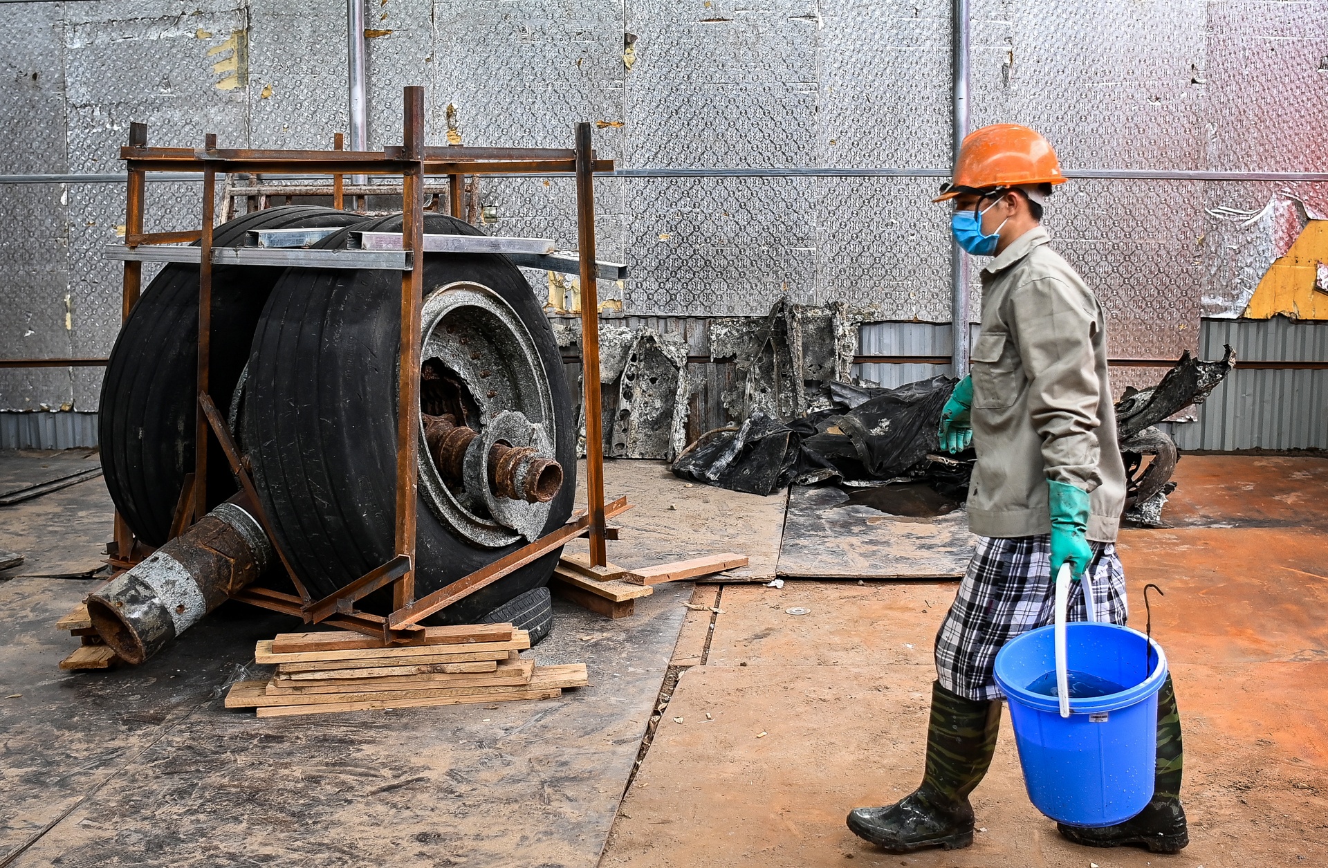 Cai tao ho chua xac may bay B52 anh 10