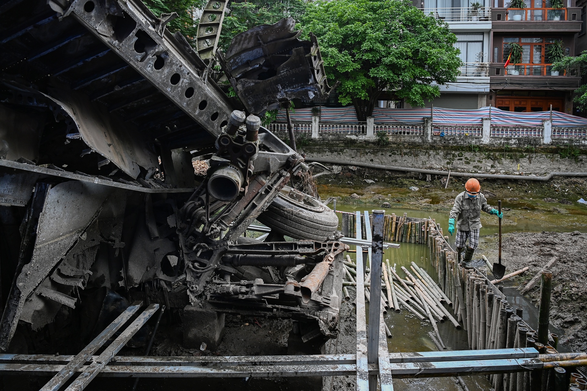 Cai tao ho chua xac may bay B52 anh 11