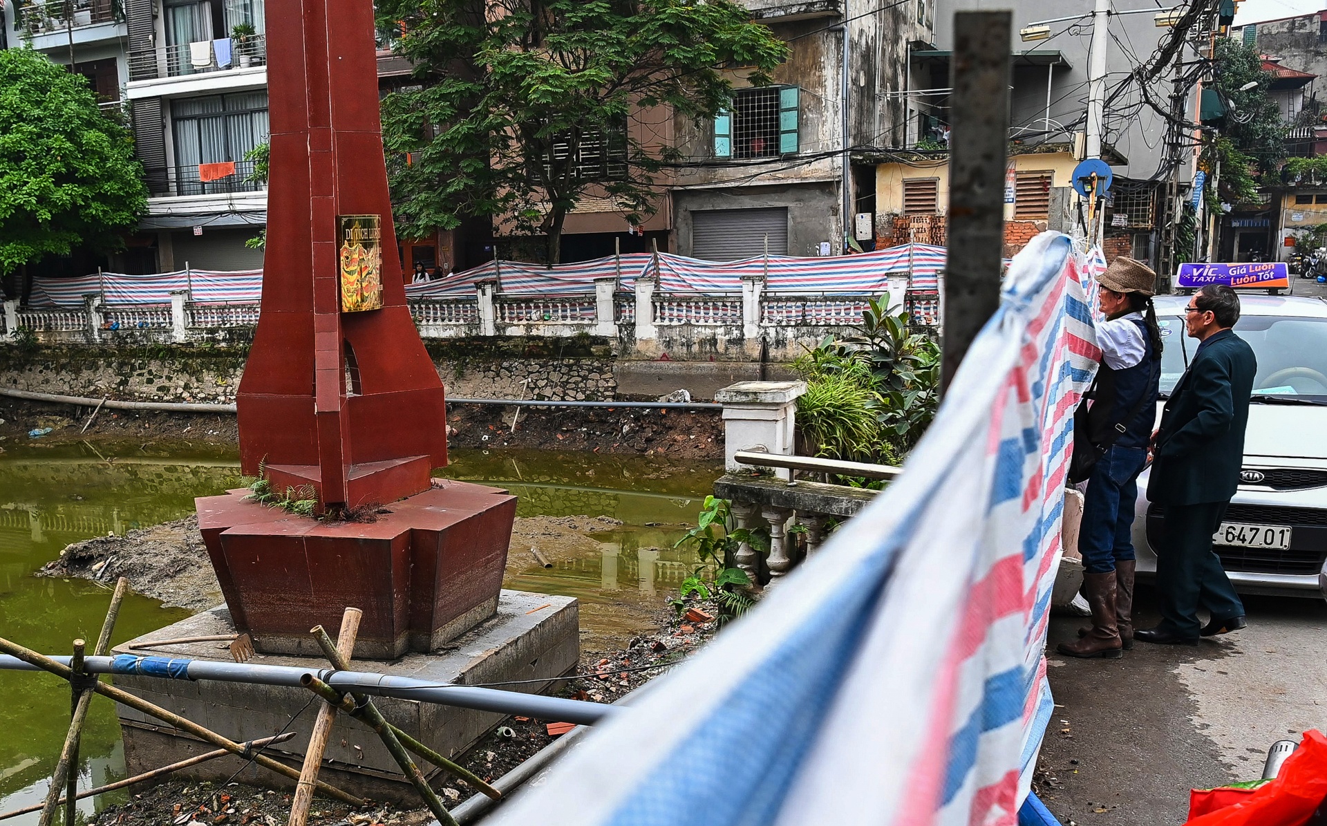 Cai tao ho chua xac may bay B52 anh 13