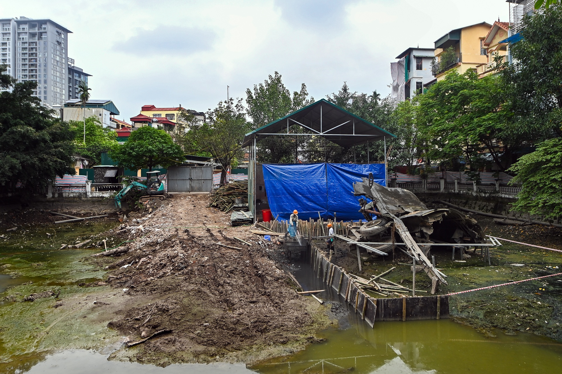 Cai tao ho chua xac may bay B52 anh 1