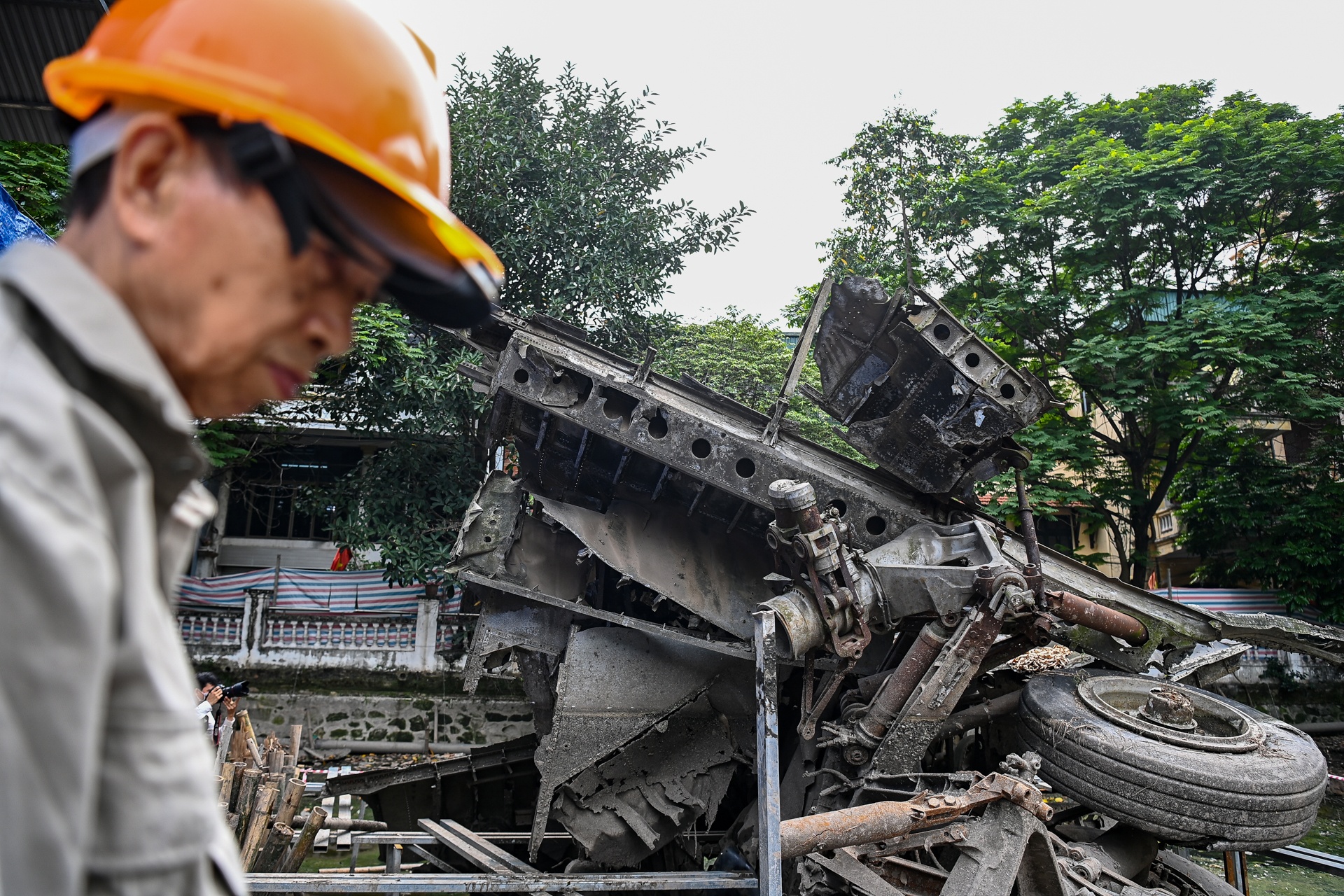 Cai tao ho chua xac may bay B52 anh 2