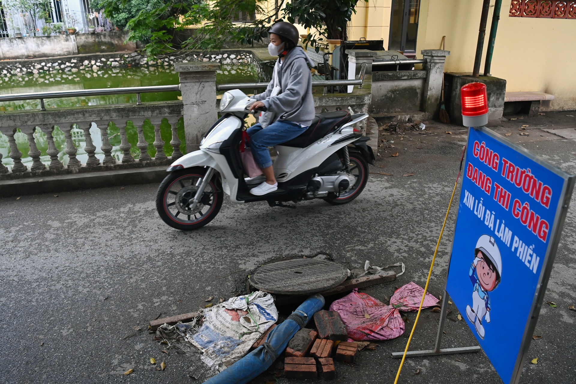 Cai tao ho chua xac may bay B52 anh 3