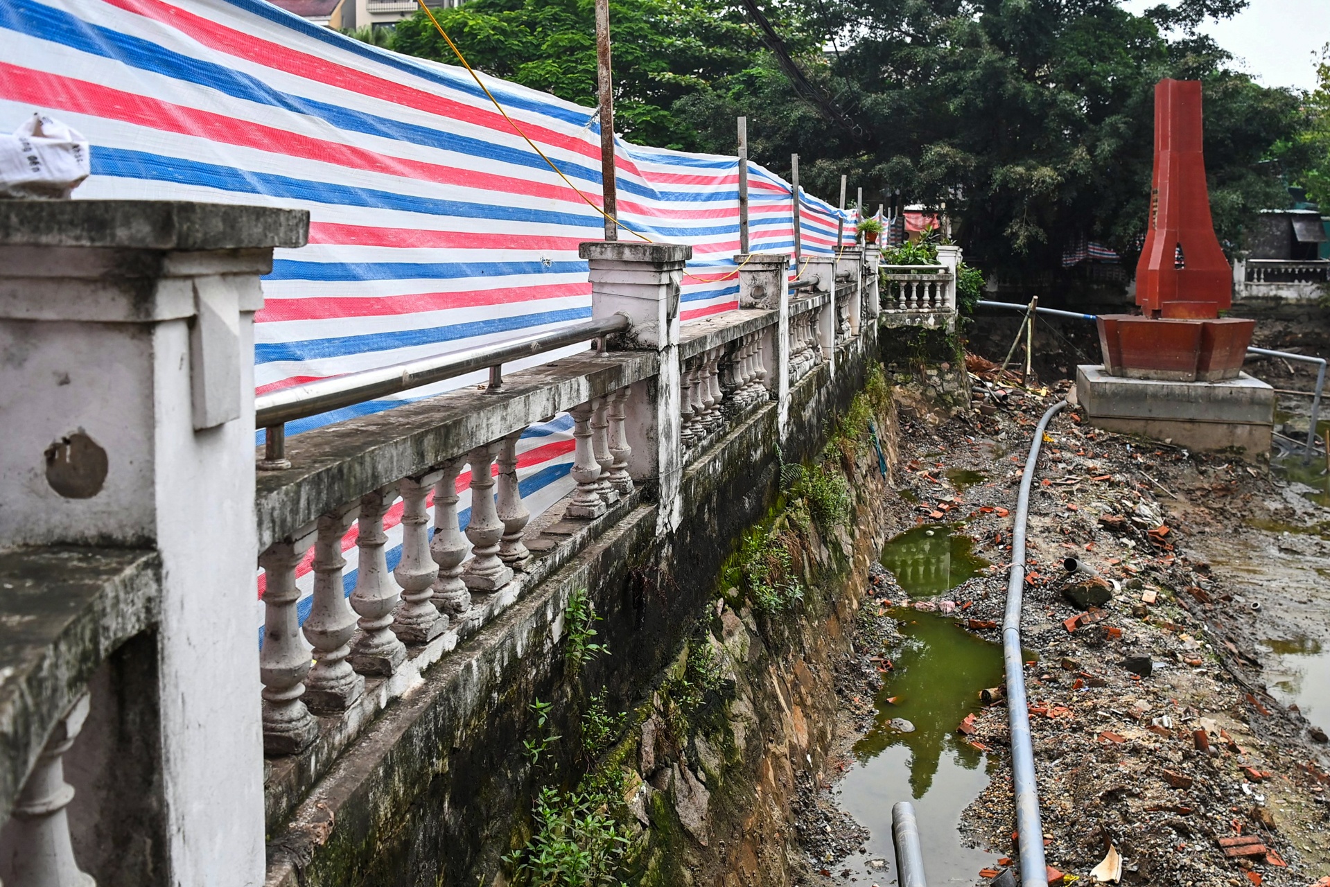 Cai tao ho chua xac may bay B52 anh 4