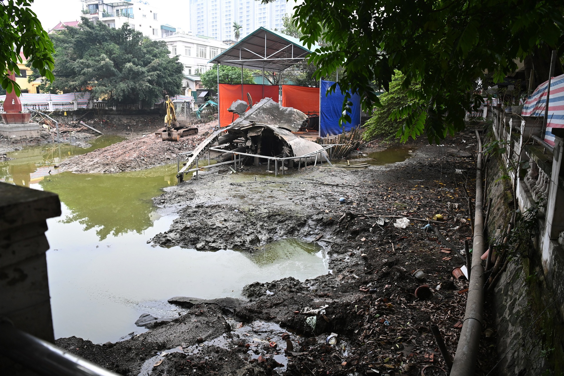 Cai tao ho chua xac may bay B52 anh 5