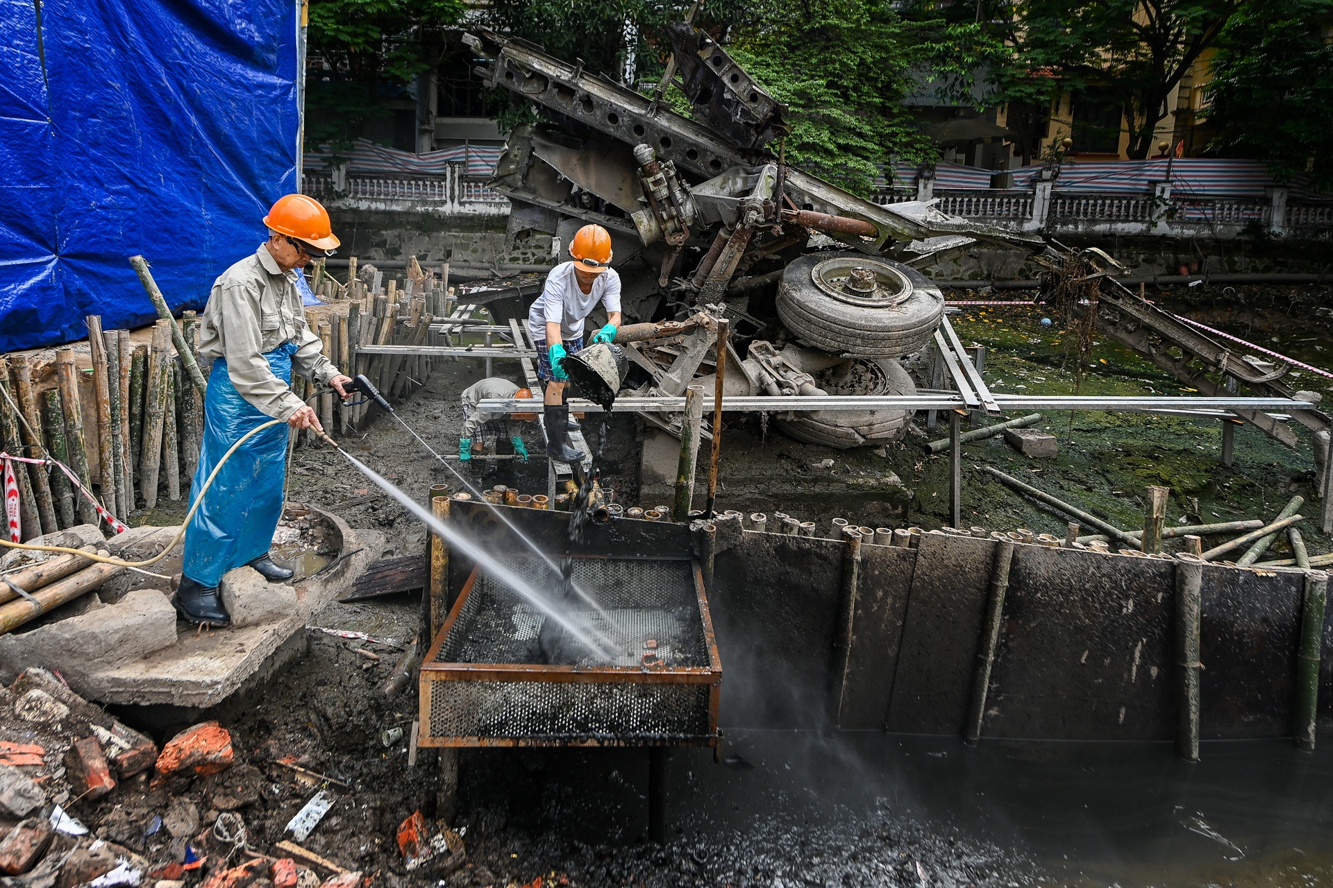 Cai tao ho chua xac may bay B52 anh 7