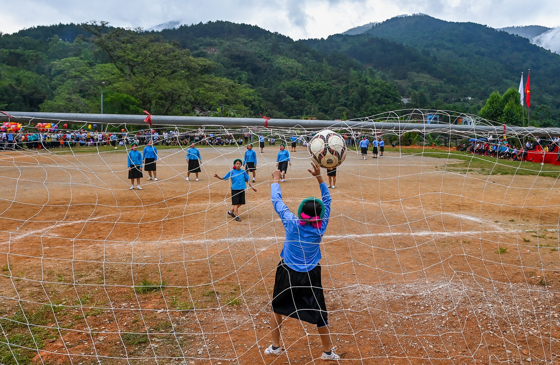 Thieu nu dan toc mac vay da bong anh 9