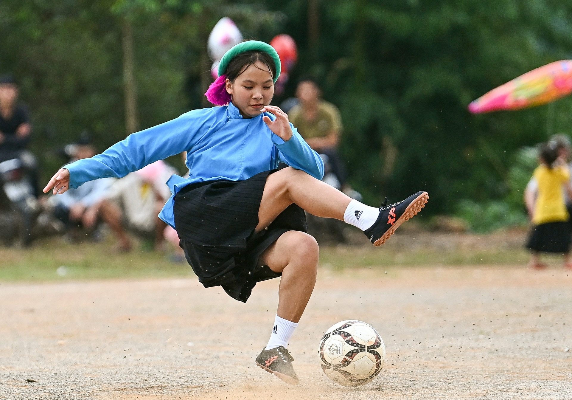 Thieu nu dan toc mac vay da bong anh 11