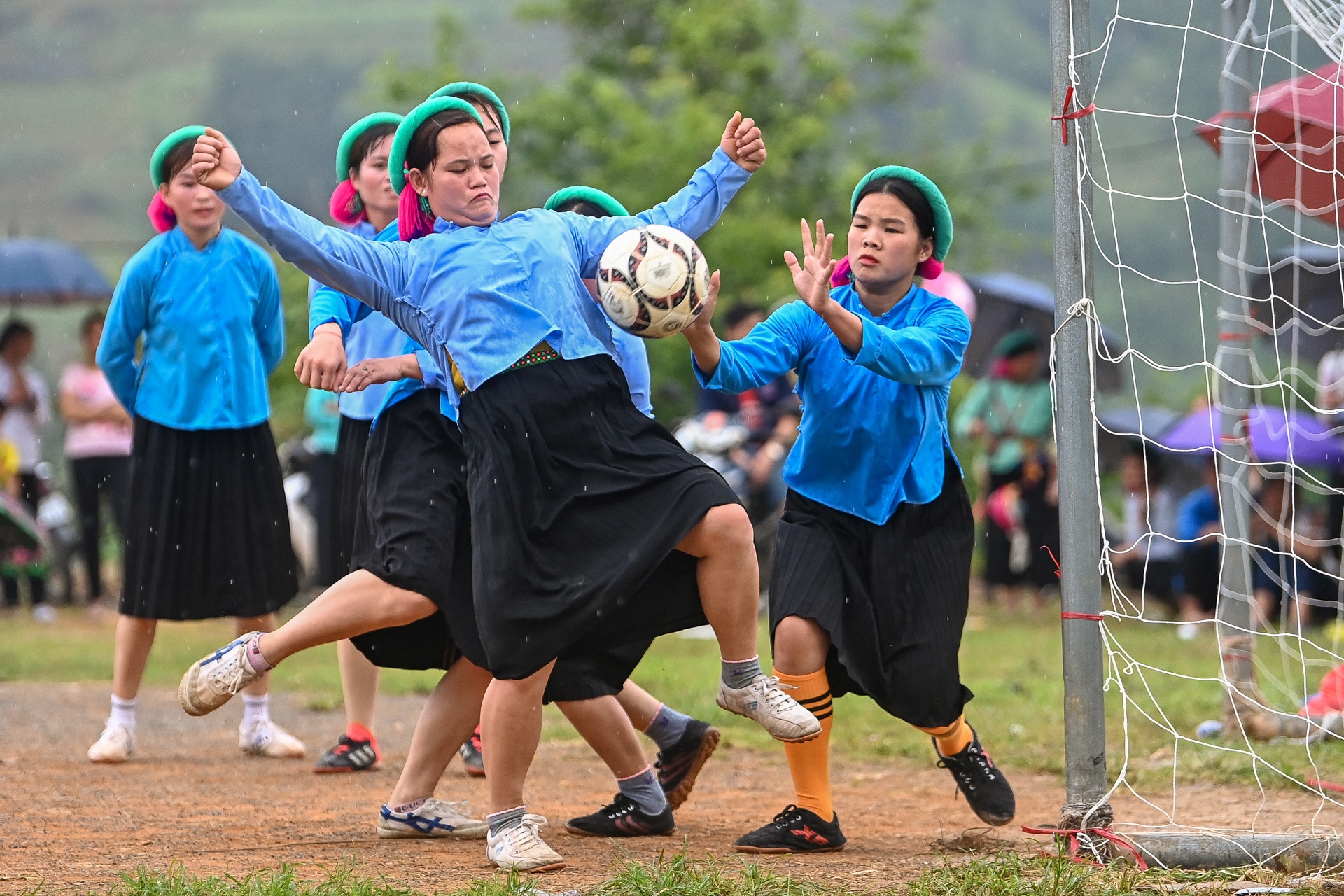 Thieu nu dan toc mac vay da bong anh 10
