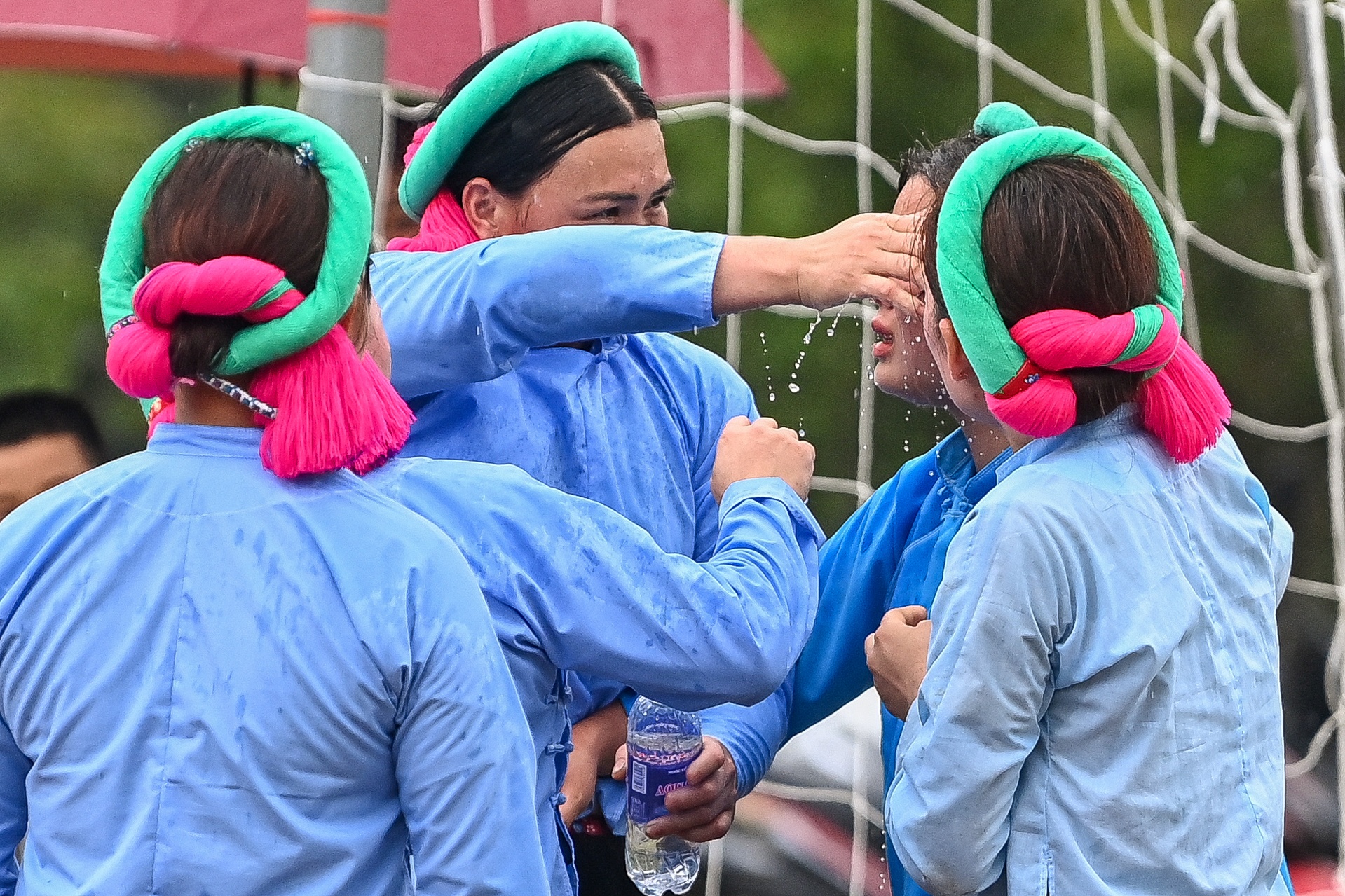 Thieu nu dan toc mac vay da bong anh 12