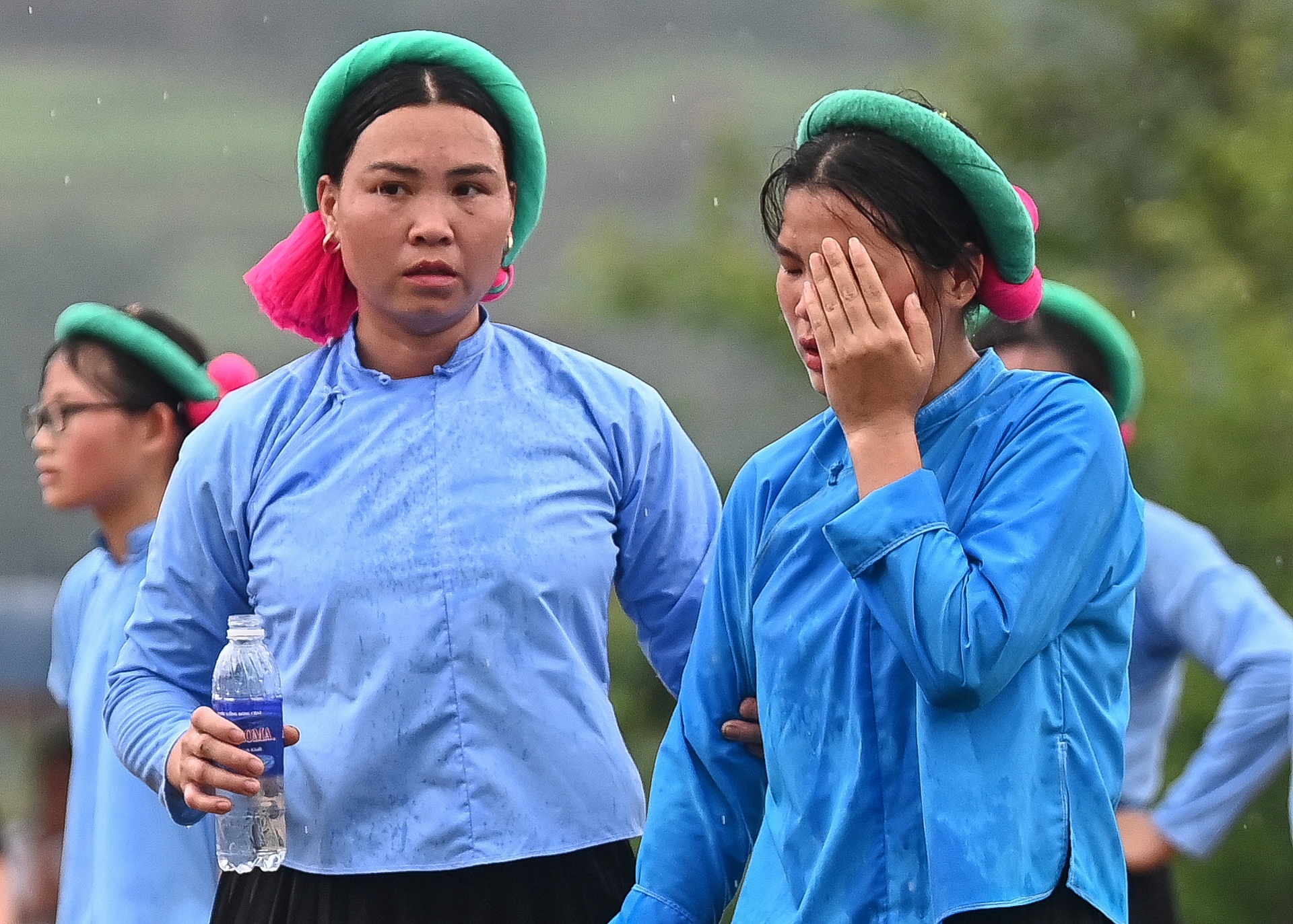 Thieu nu dan toc mac vay da bong anh 13