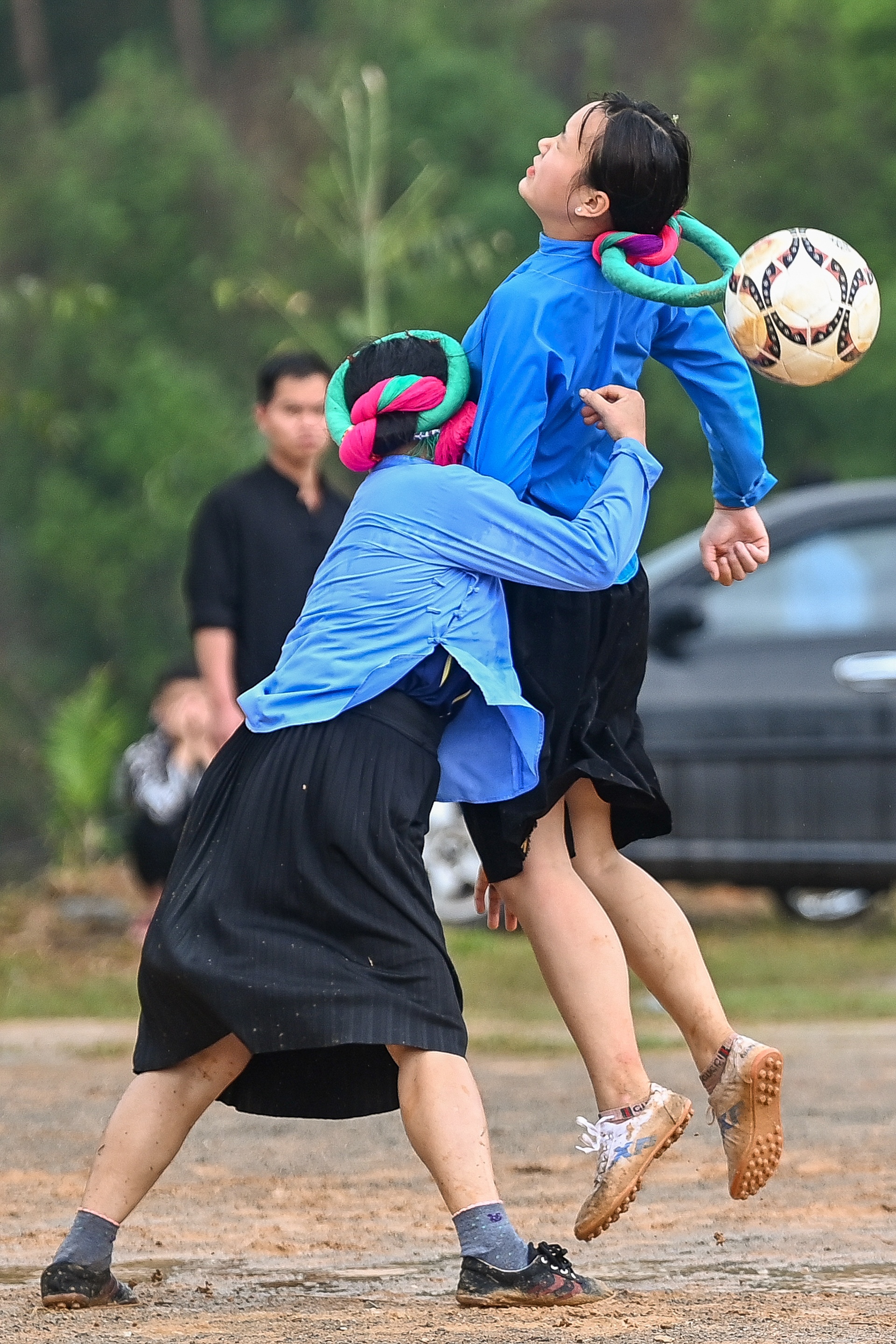 Thieu nu dan toc mac vay da bong anh 14