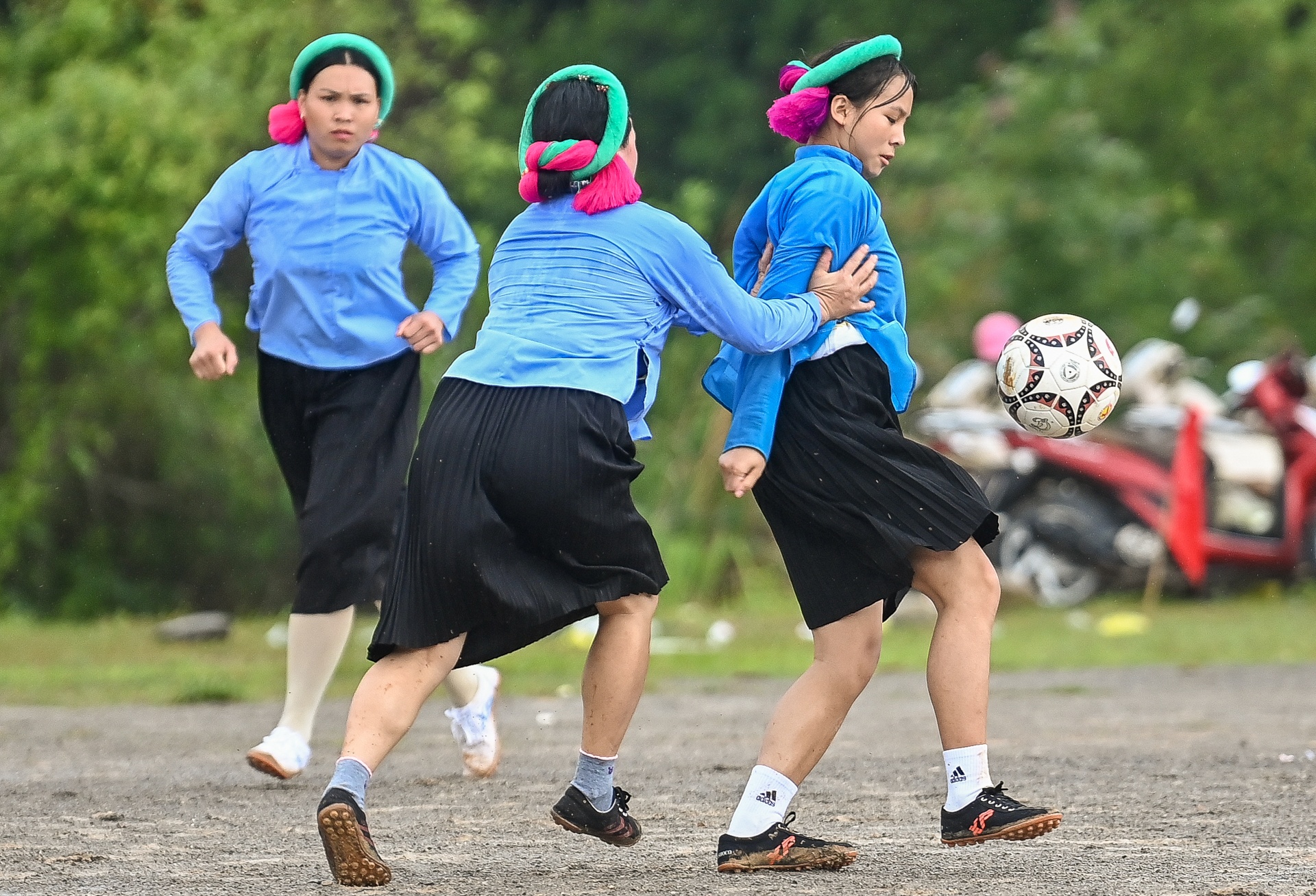 Thieu nu dan toc mac vay da bong anh 15
