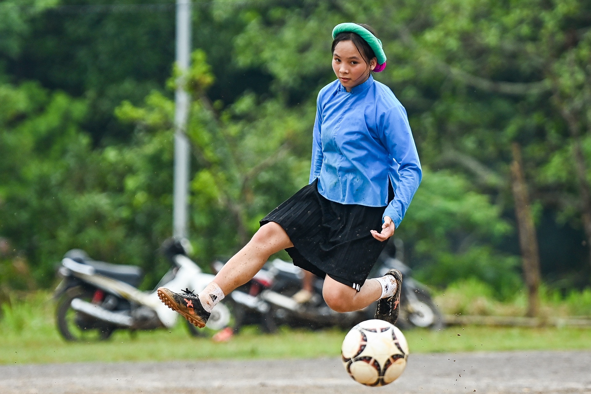 Thieu nu dan toc mac vay da bong anh 16