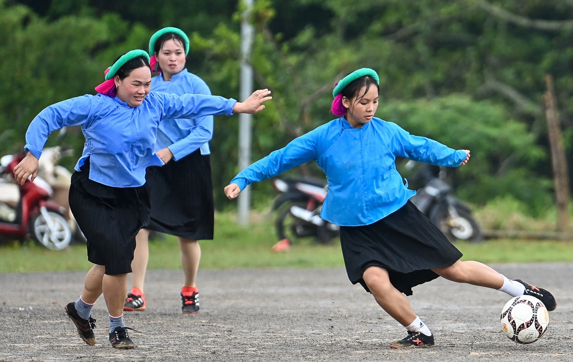 Thieu nu dan toc mac vay da bong anh 17