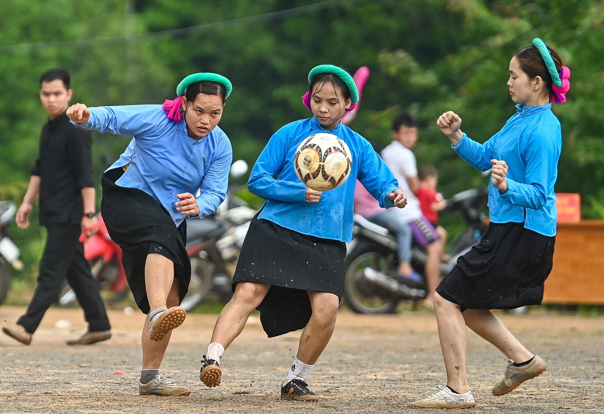 Thieu nu dan toc mac vay da bong anh 18