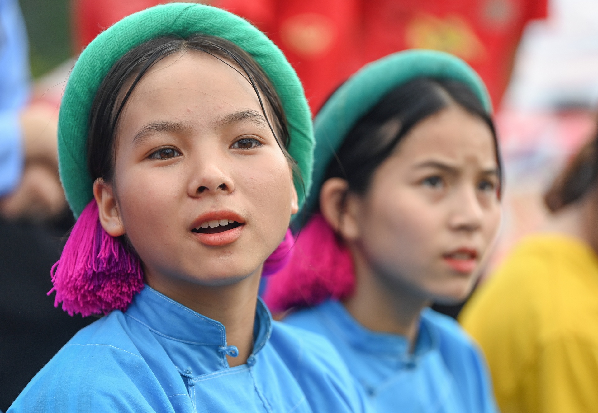 Thieu nu dan toc mac vay da bong anh 20