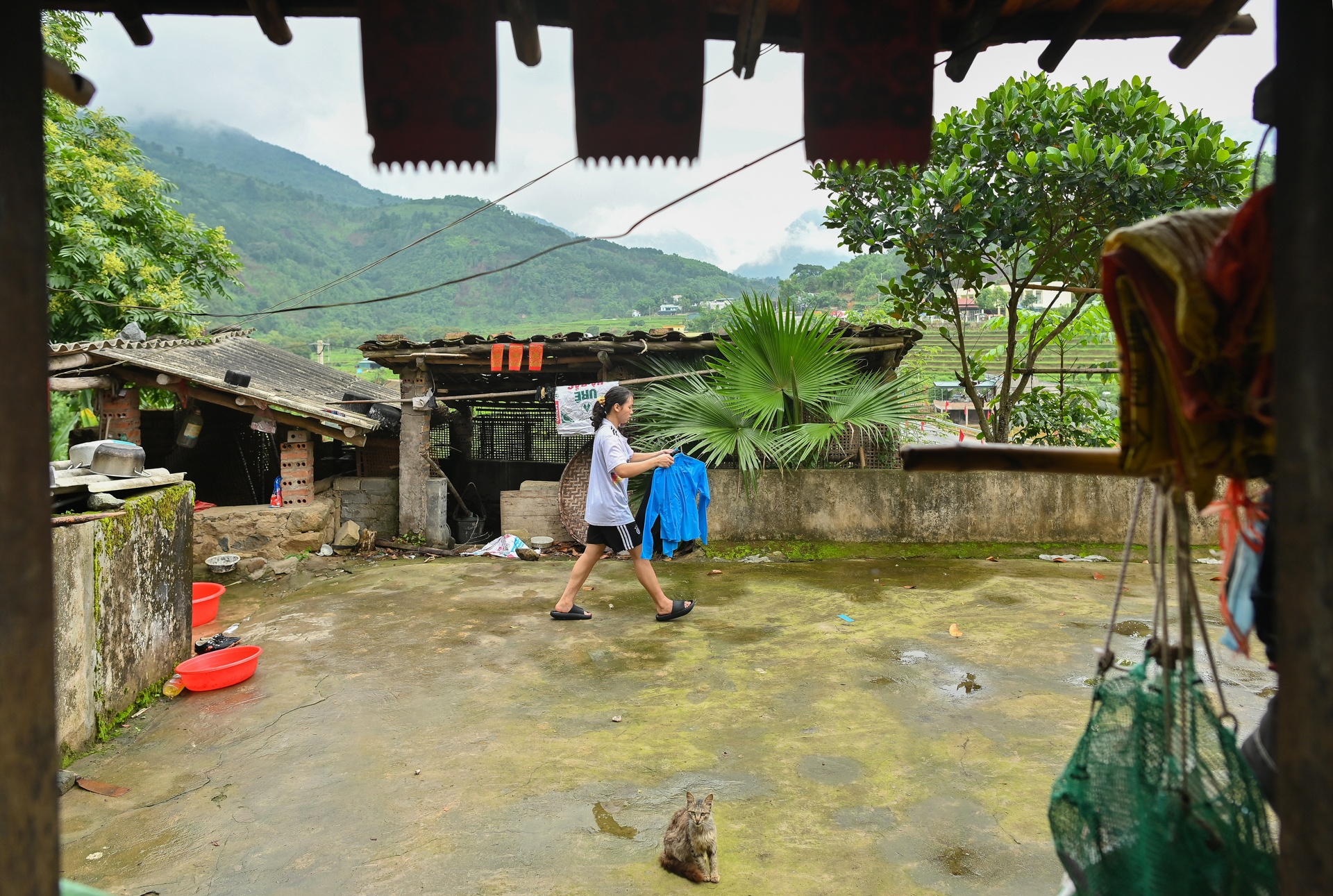 Thieu nu dan toc mac vay da bong anh 21