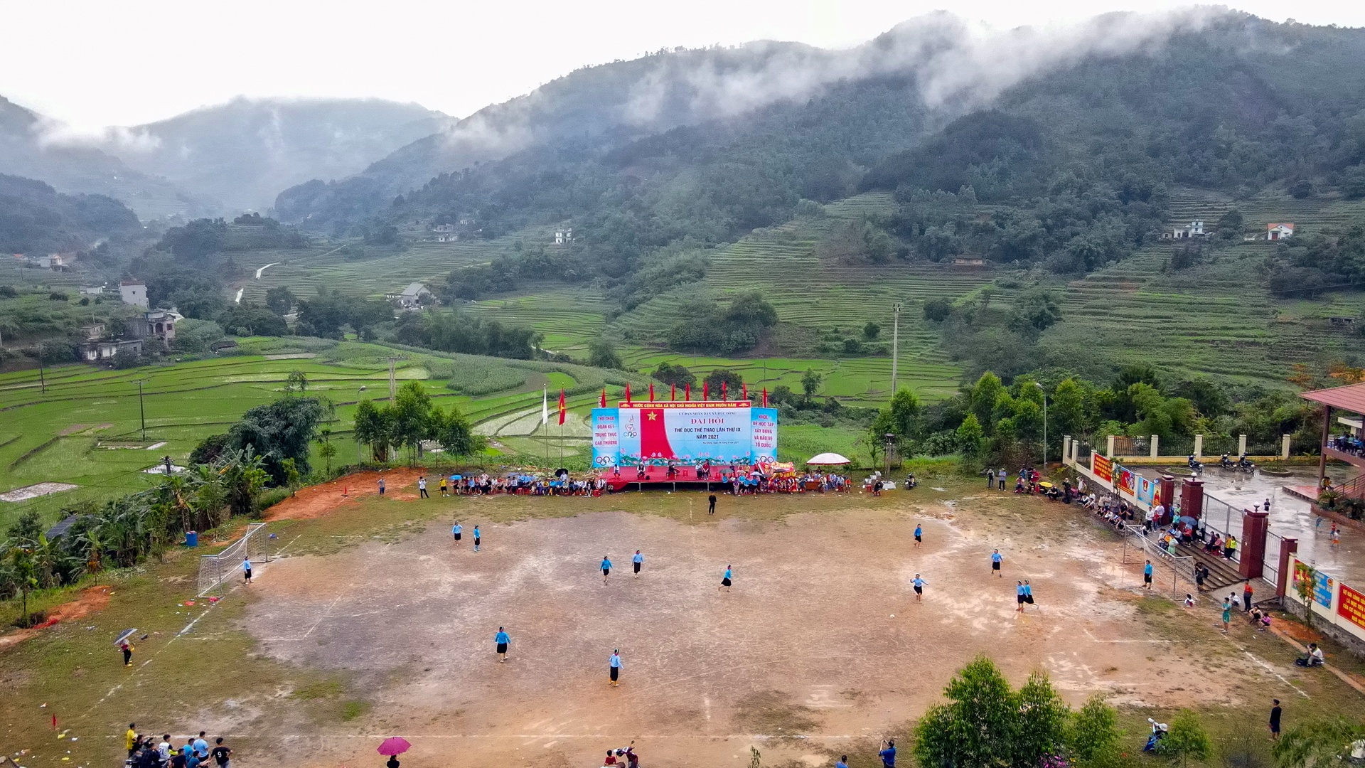 Thieu nu dan toc mac vay da bong anh 1