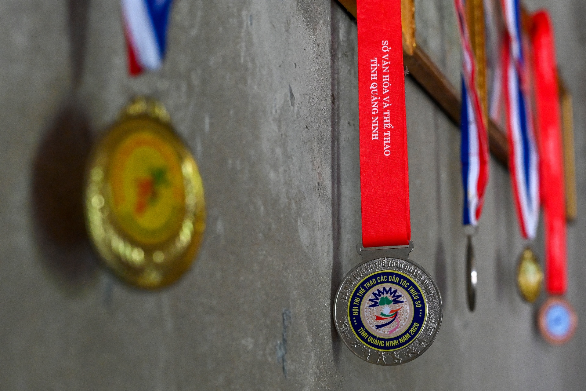 Thieu nu dan toc mac vay da bong anh 25