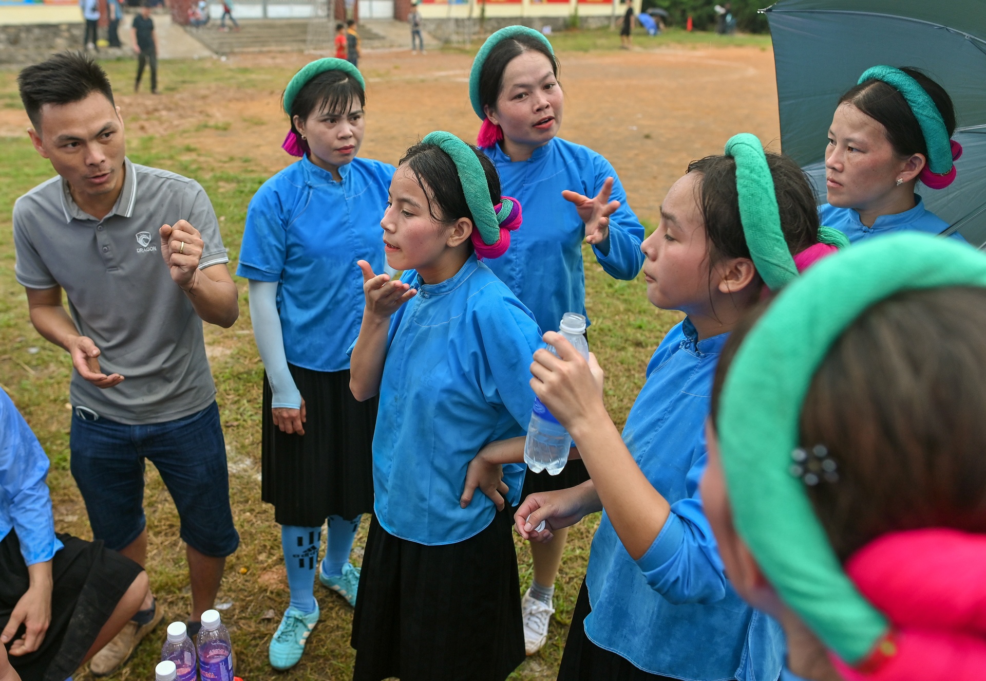 Thieu nu dan toc mac vay da bong anh 27
