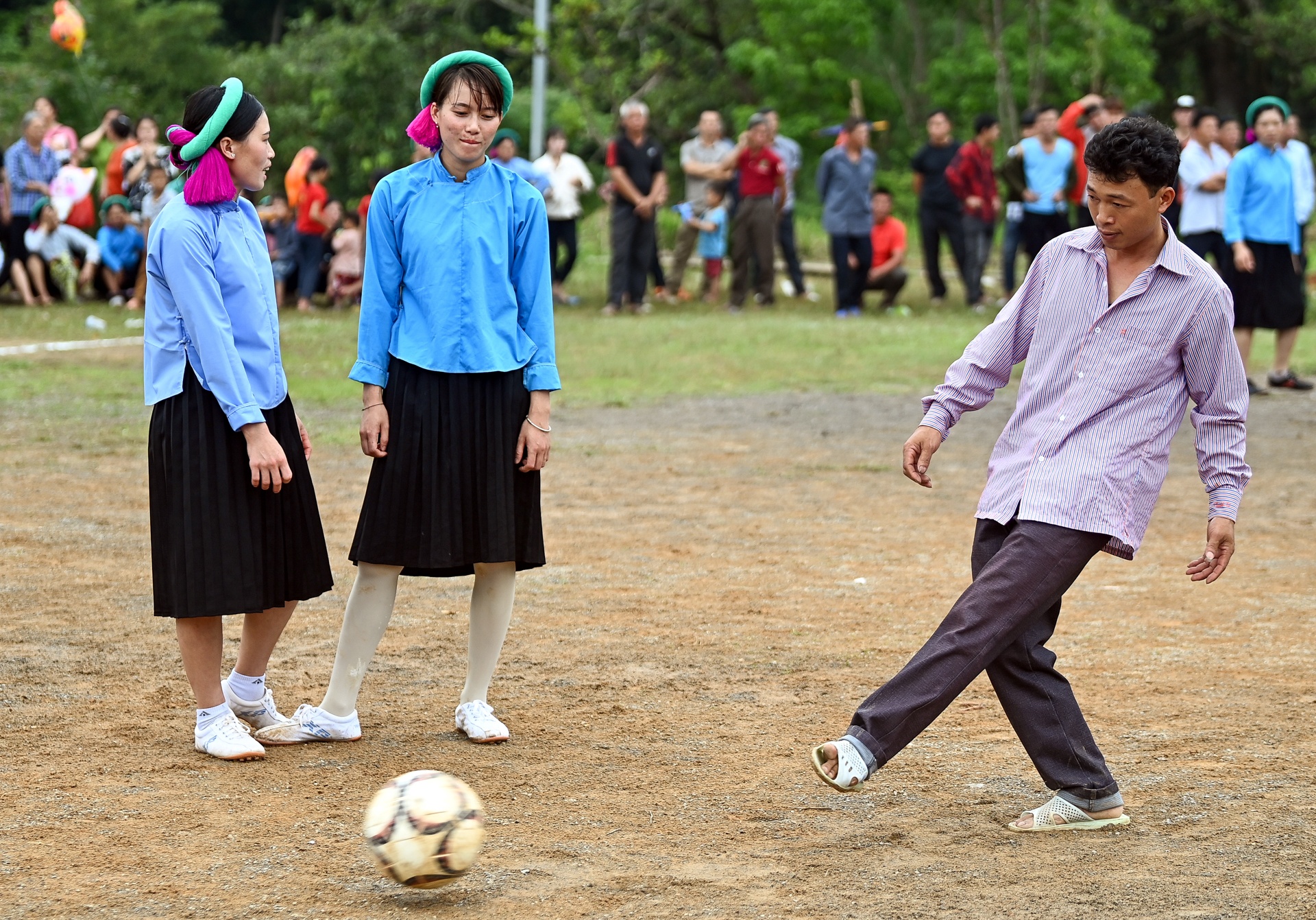 Thieu nu dan toc mac vay da bong anh 28