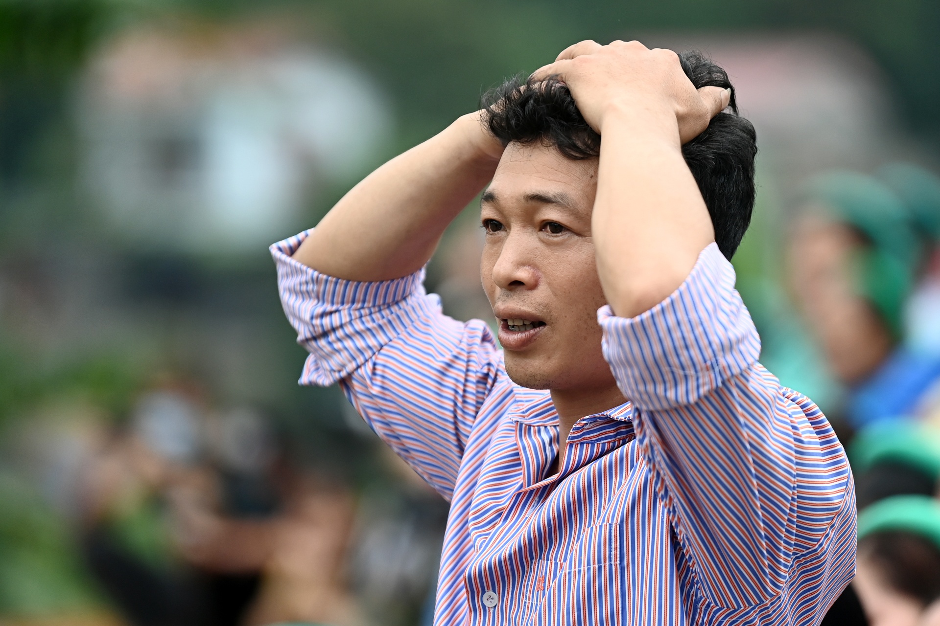 Thieu nu dan toc mac vay da bong anh 29