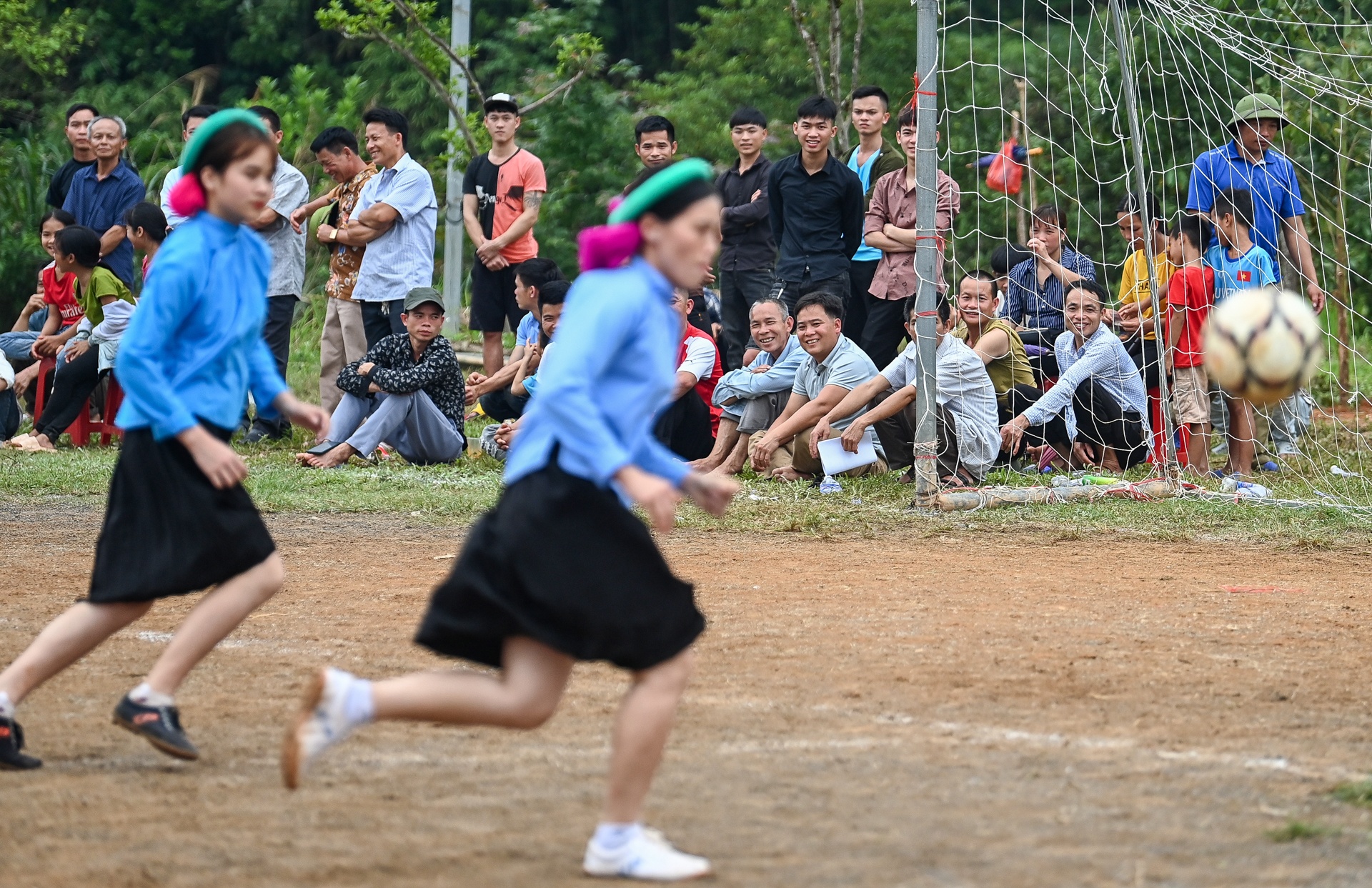 Thieu nu dan toc mac vay da bong anh 31