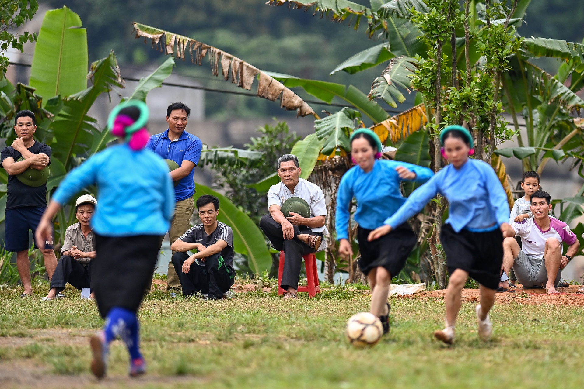 Thieu nu dan toc mac vay da bong anh 30