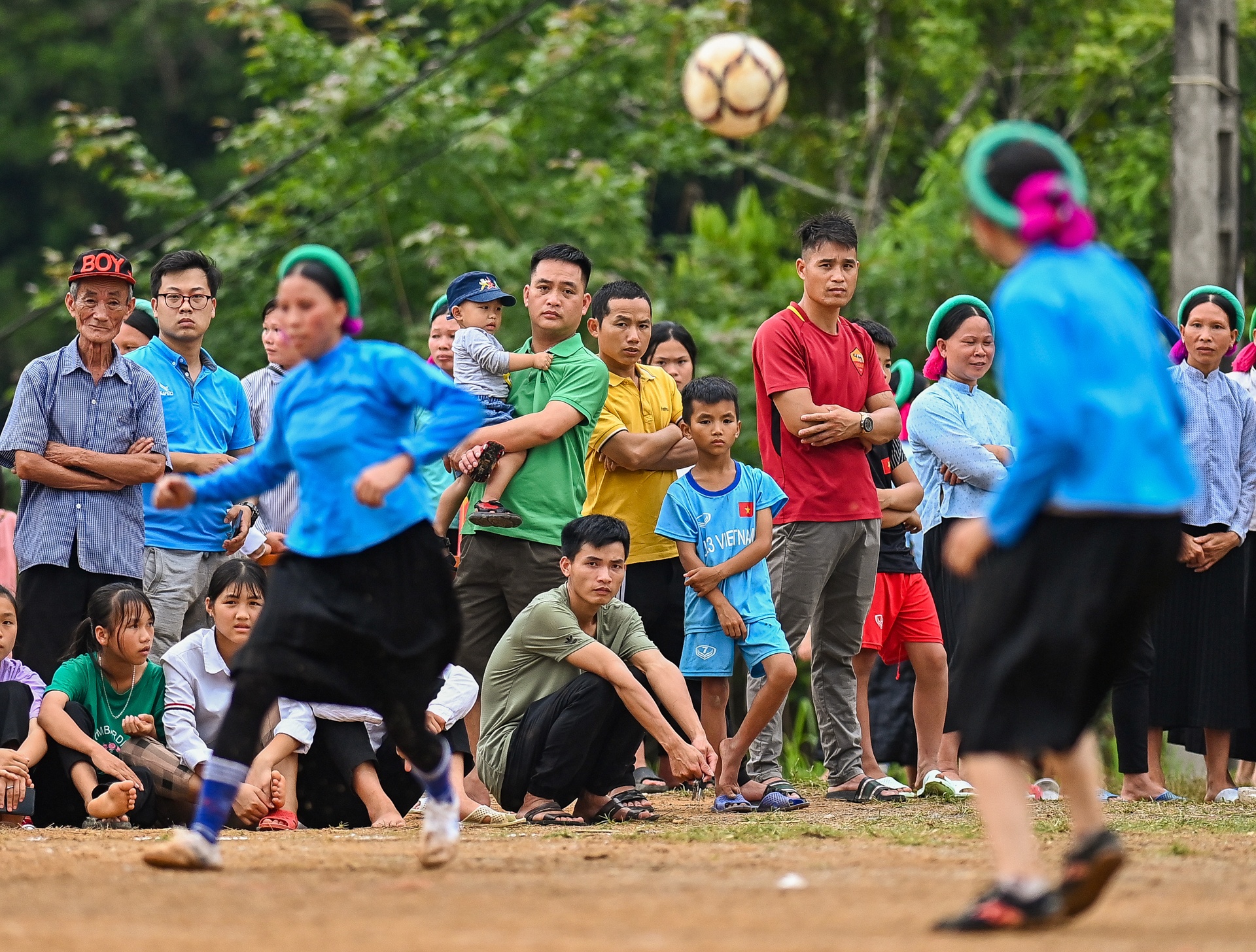 Thieu nu dan toc mac vay da bong anh 26