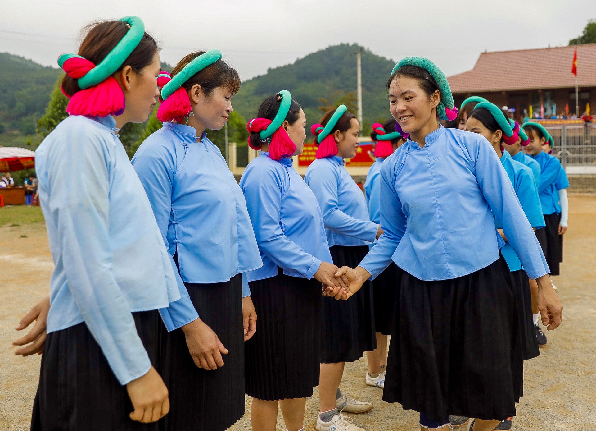 Thieu nu dan toc mac vay da bong anh 2