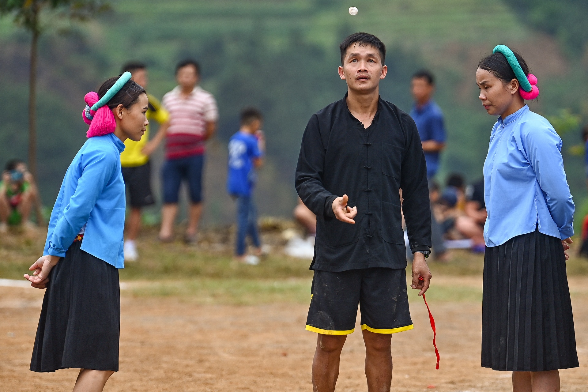 Thieu nu dan toc mac vay da bong anh 3