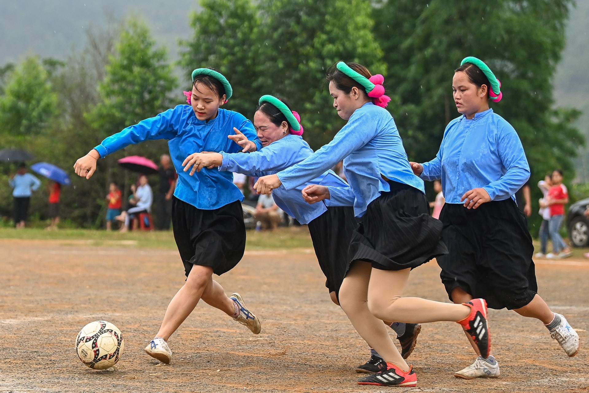 Thieu nu dan toc mac vay da bong anh 5