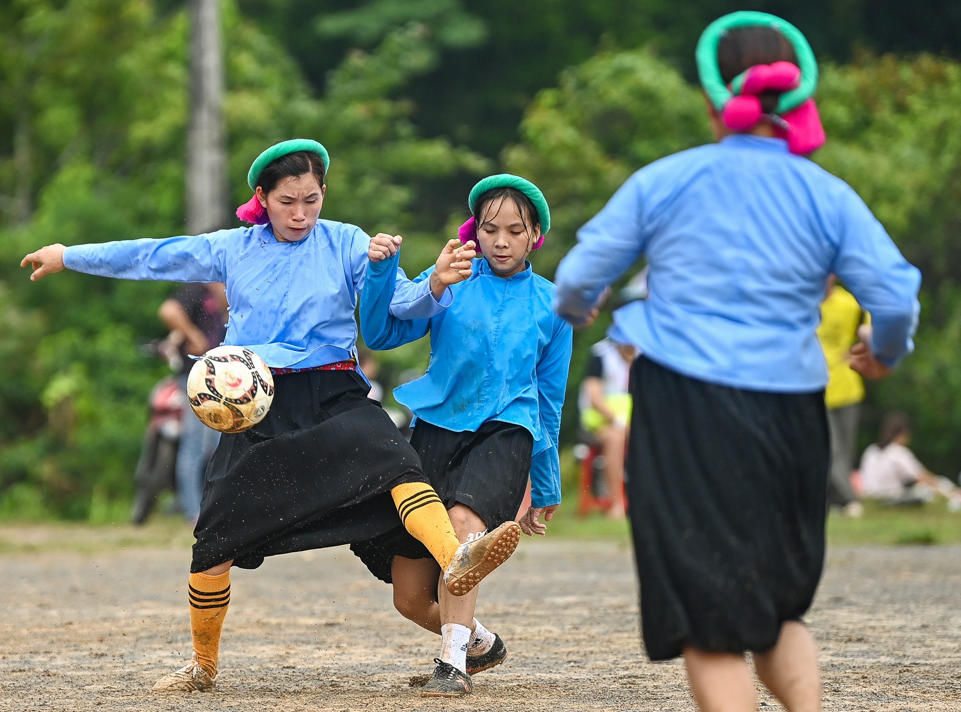 Thieu nu dan toc mac vay da bong anh 4