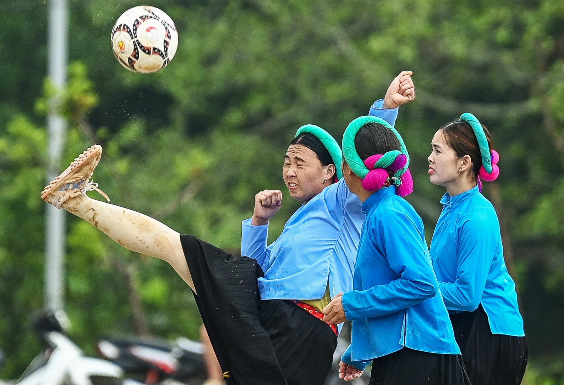 Thieu nu dan toc mac vay da bong anh 6