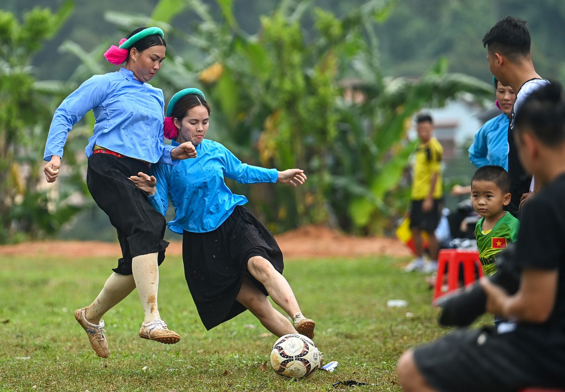 Thieu nu dan toc mac vay da bong anh 8