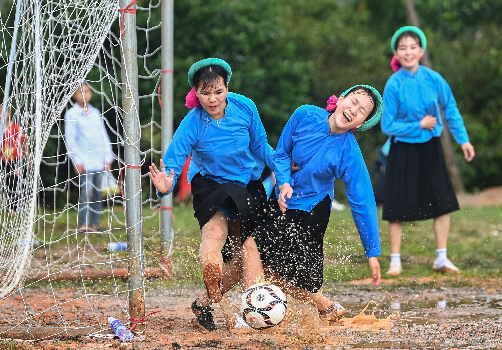 Mac vay da bong - giai dau doc dao o Quang Ninh hinh anh