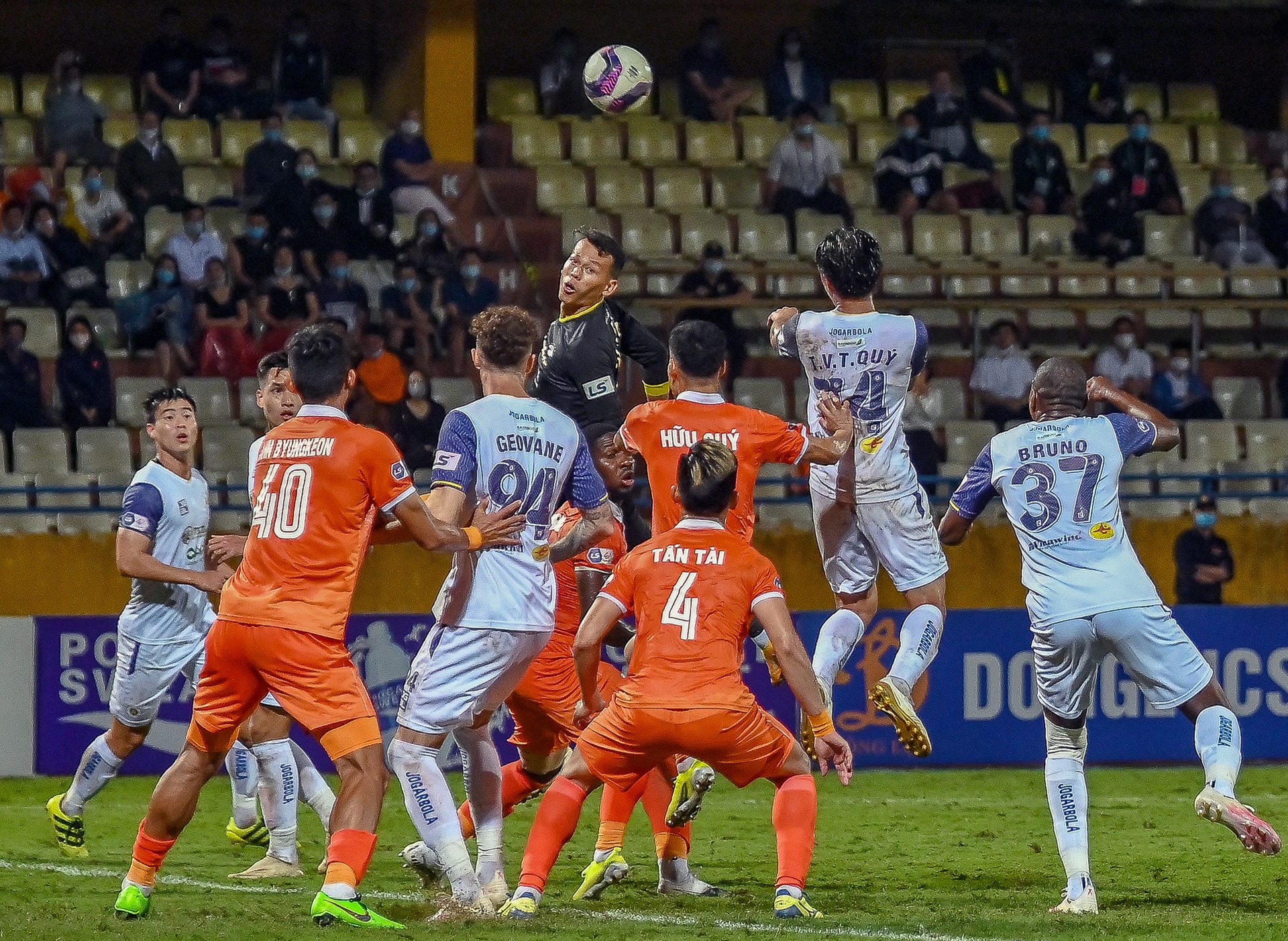 Ha Noi thua tren san nha anh 10