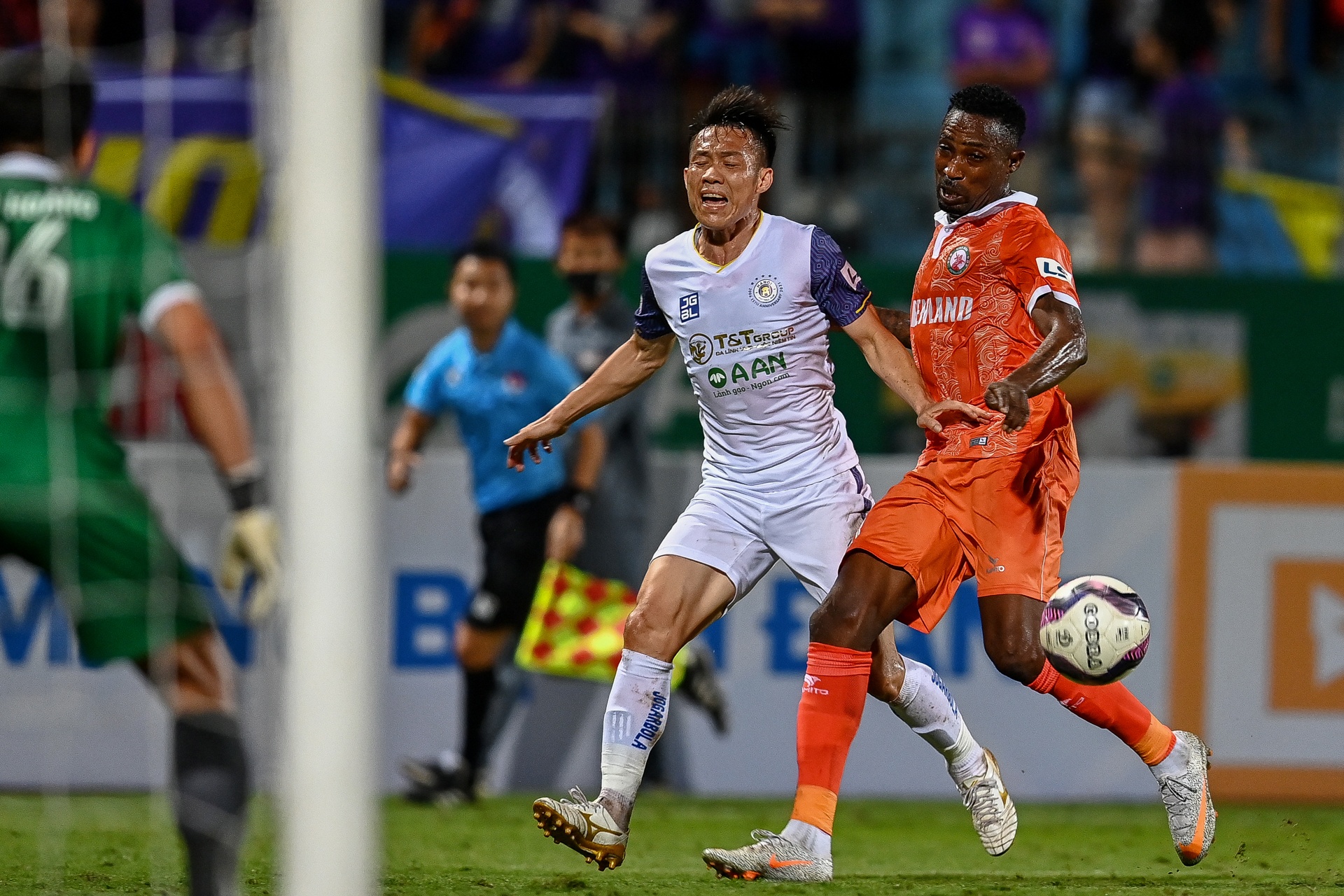 Ha Noi thua tren san nha anh 1