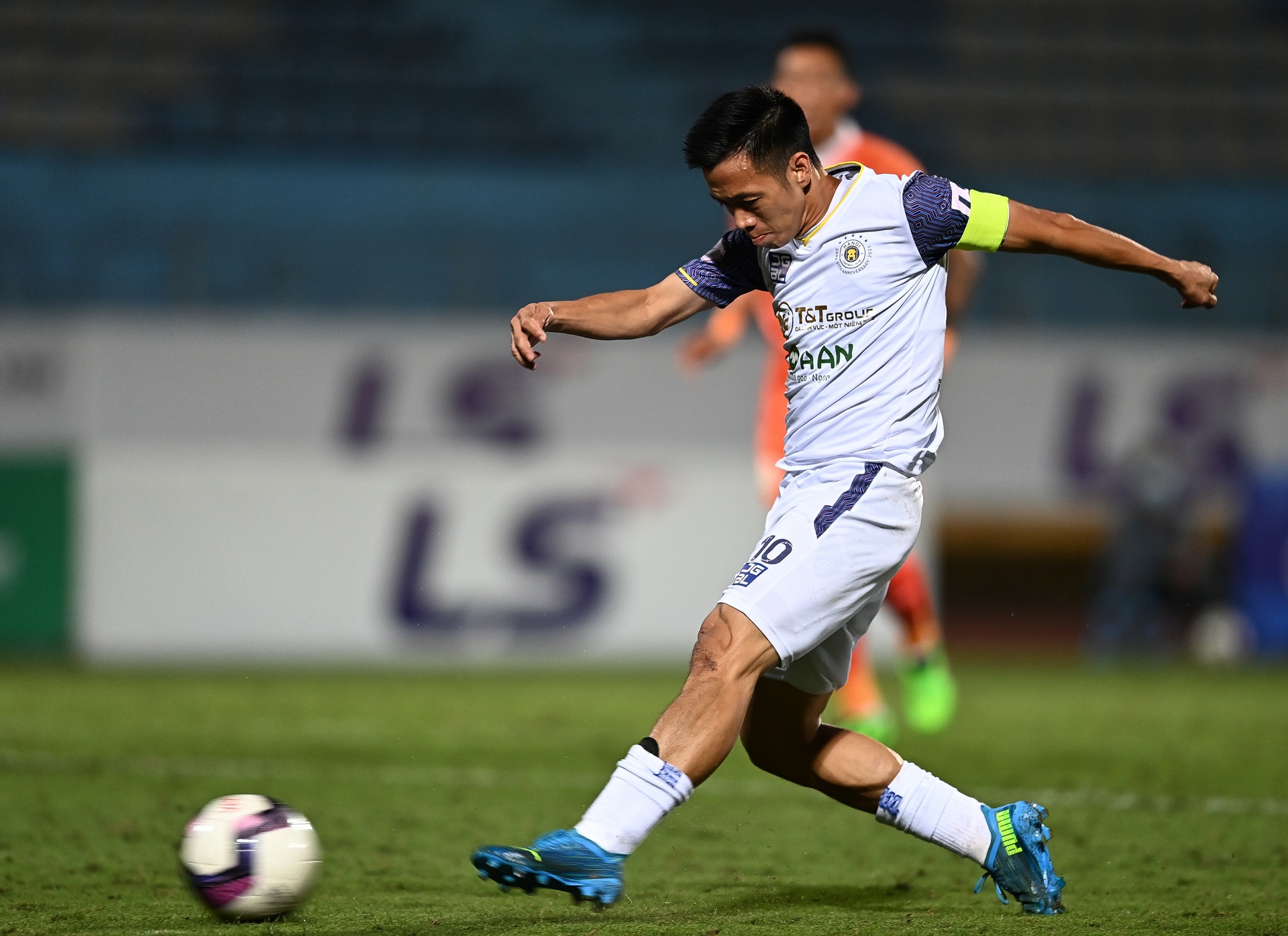 Ha Noi thua tren san nha anh 3