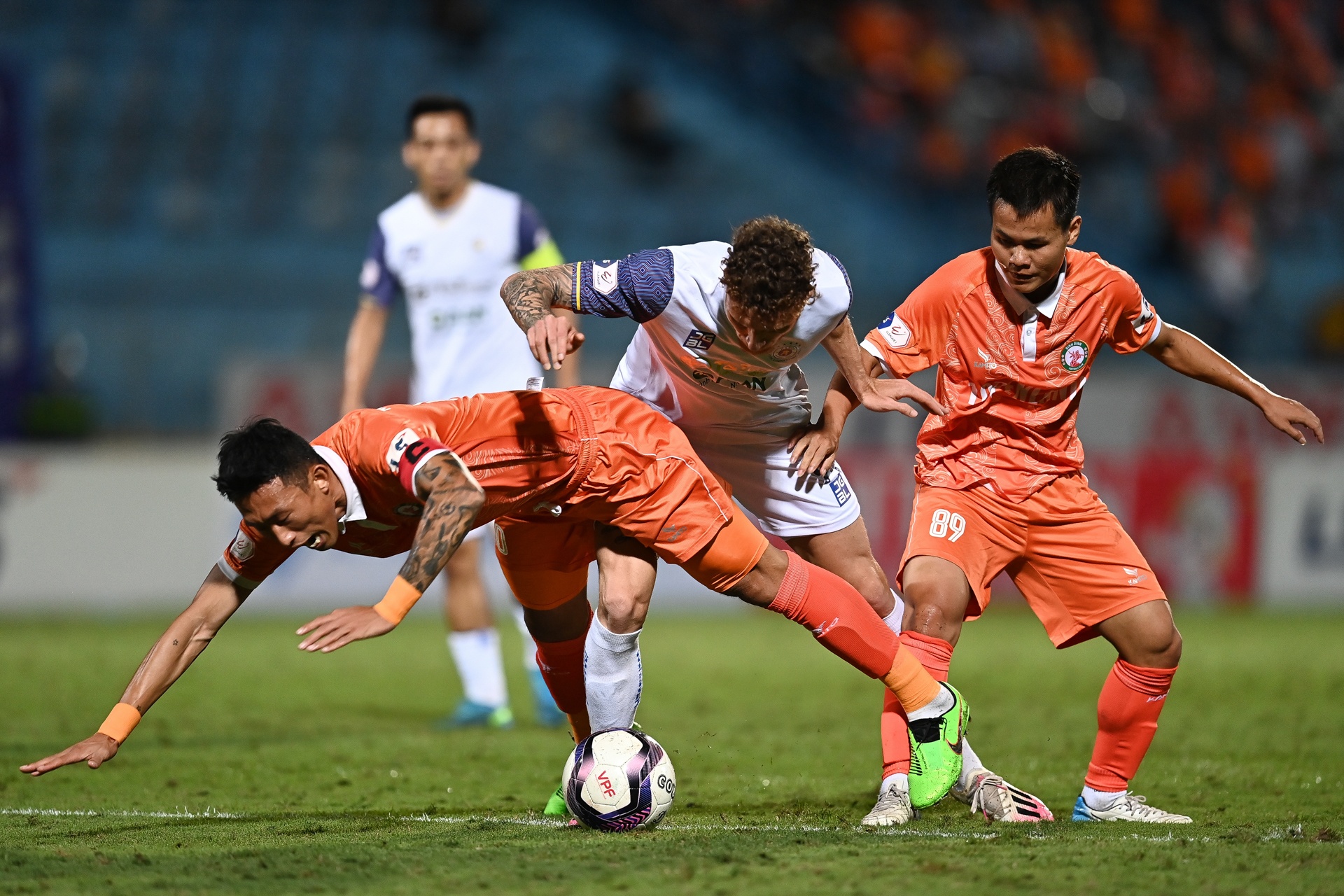 Ha Noi thua tren san nha anh 4