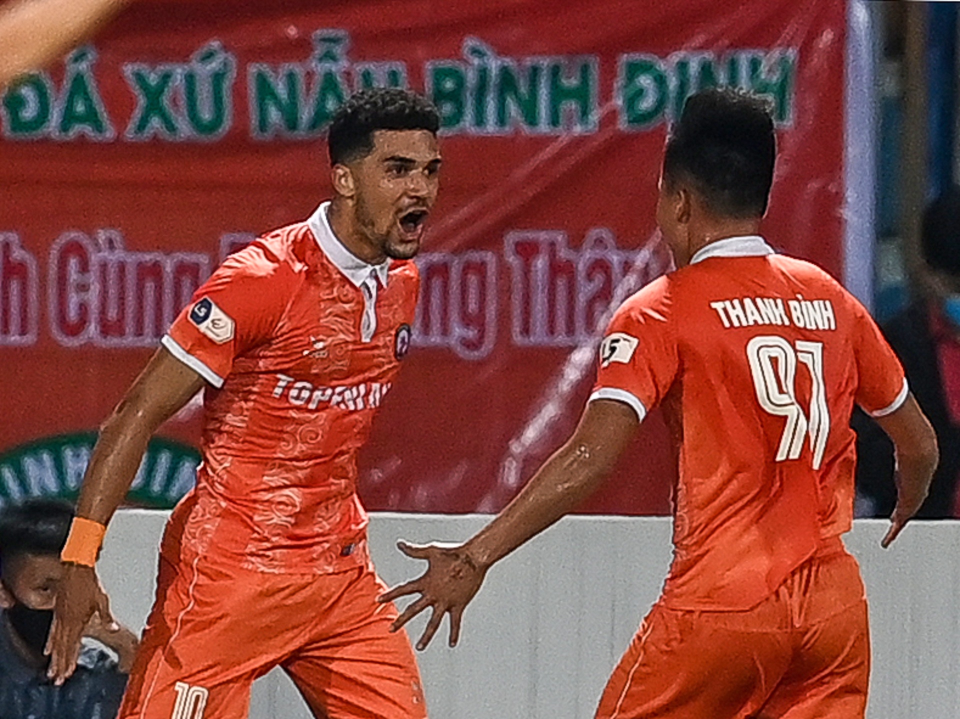 Ha Noi thua tren san nha anh 5