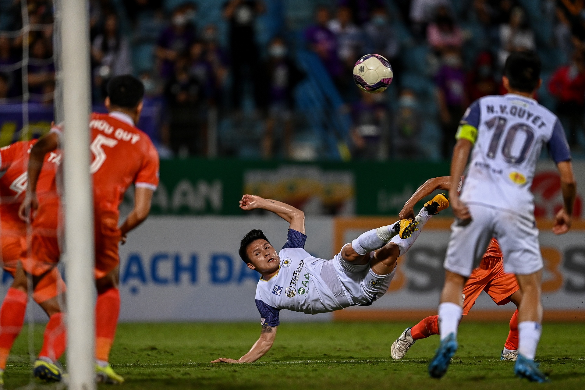 Ha Noi thua tren san nha anh 6